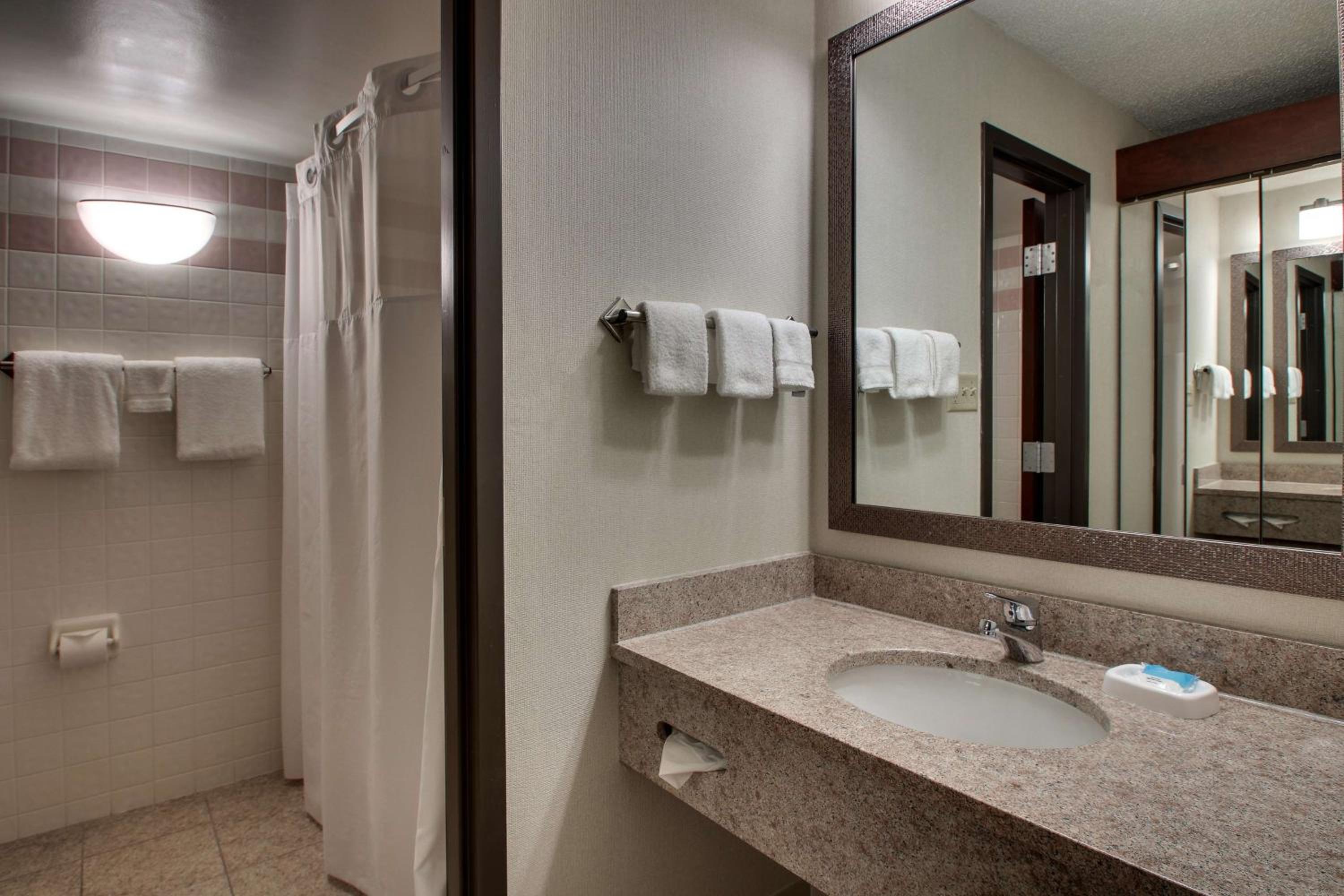 Deluxe Queen Room with Two Queen Beds - Photo 3
