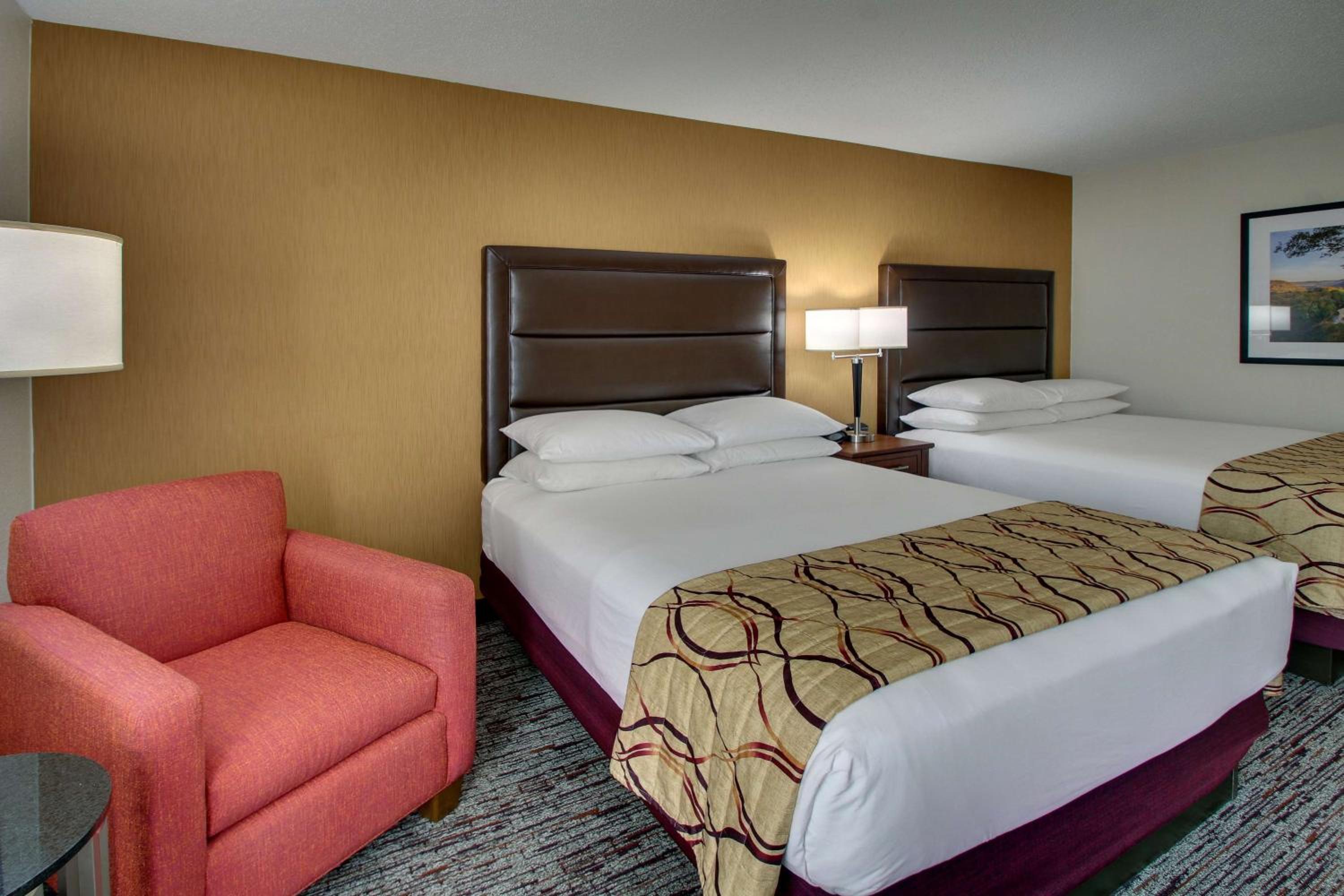 Queen Room with Two Queen Beds - Photo 4