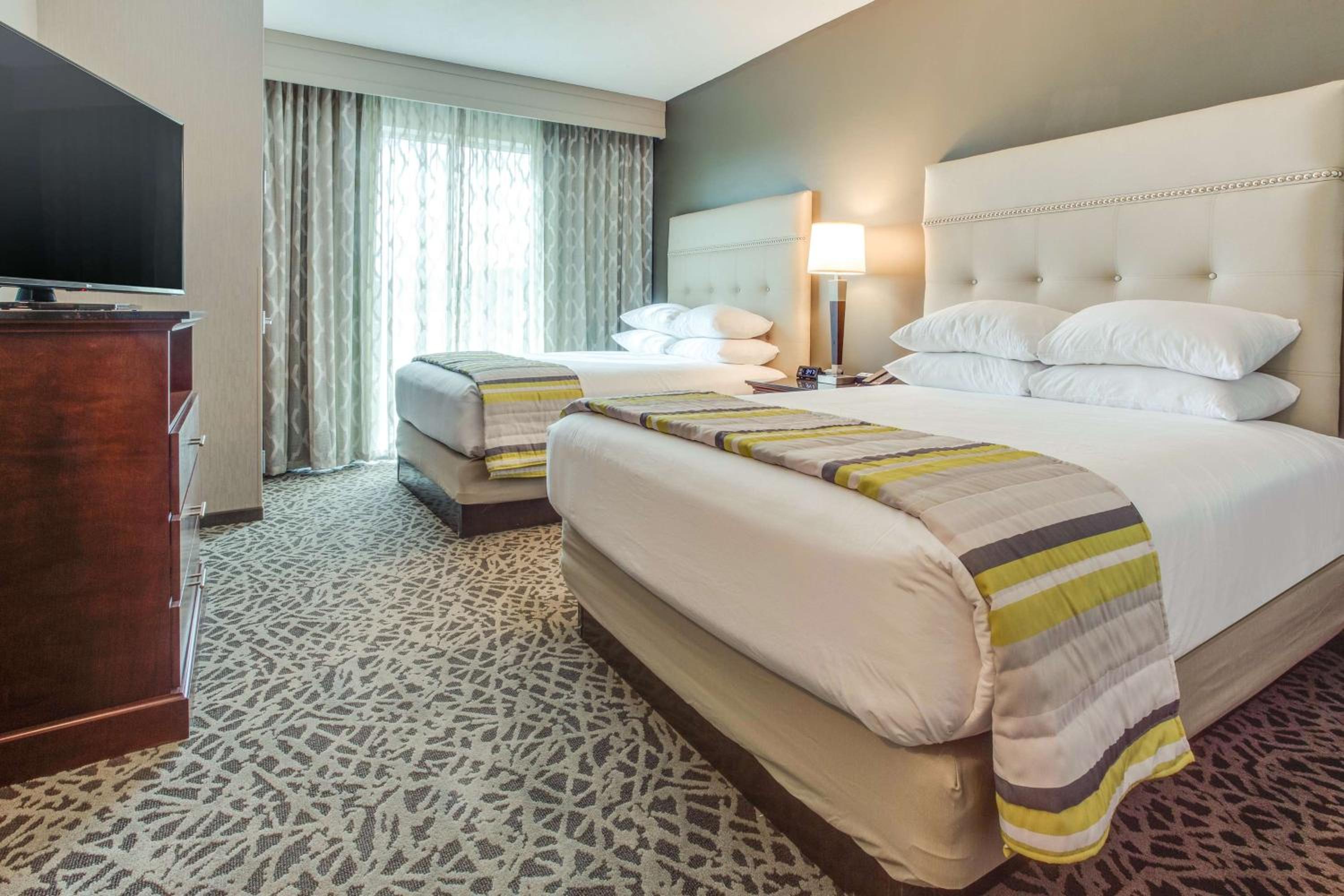 Deluxe Queen Suite