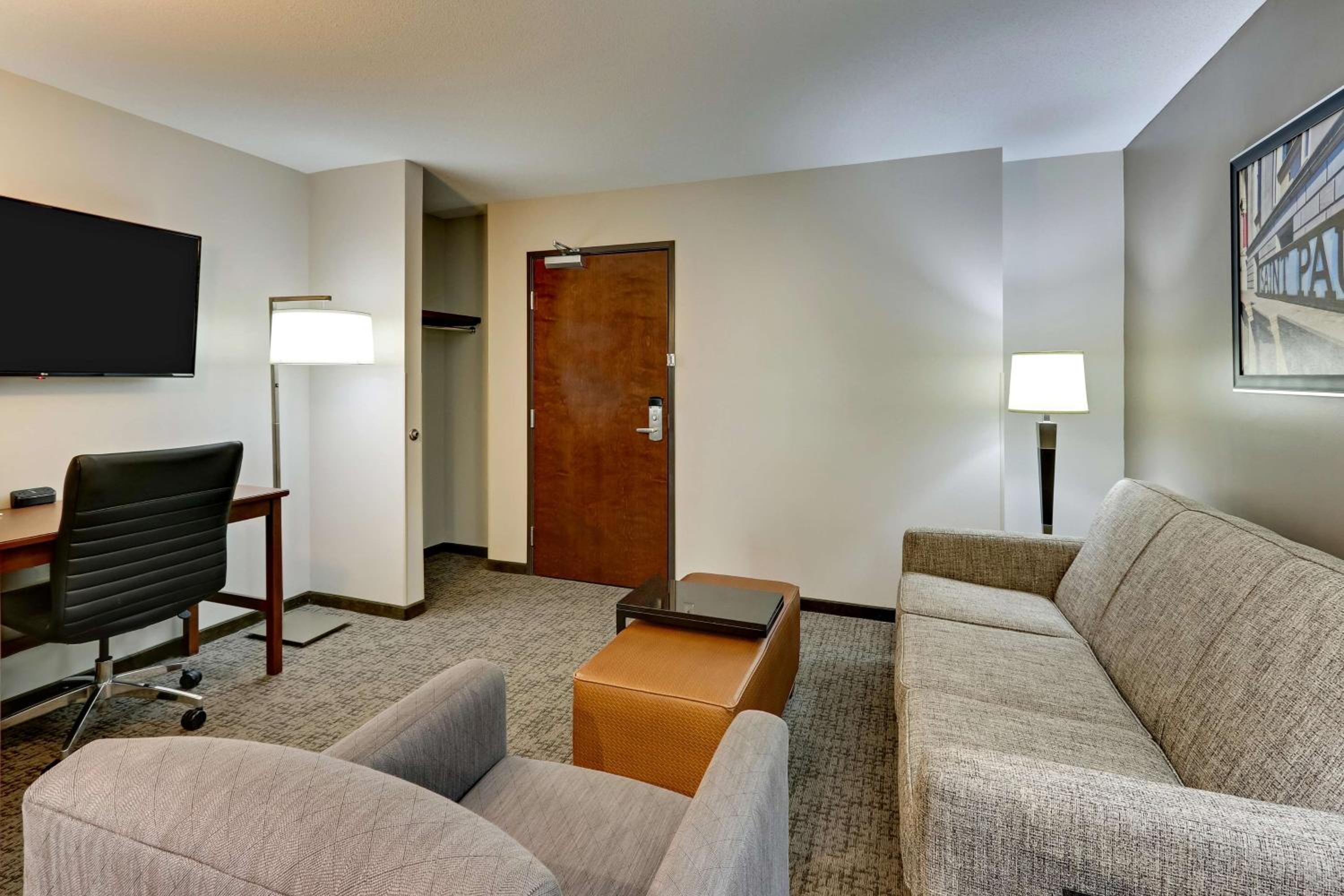 Queen Suite with Sofa Bed - Hearing Accessible, Roll-in Shower