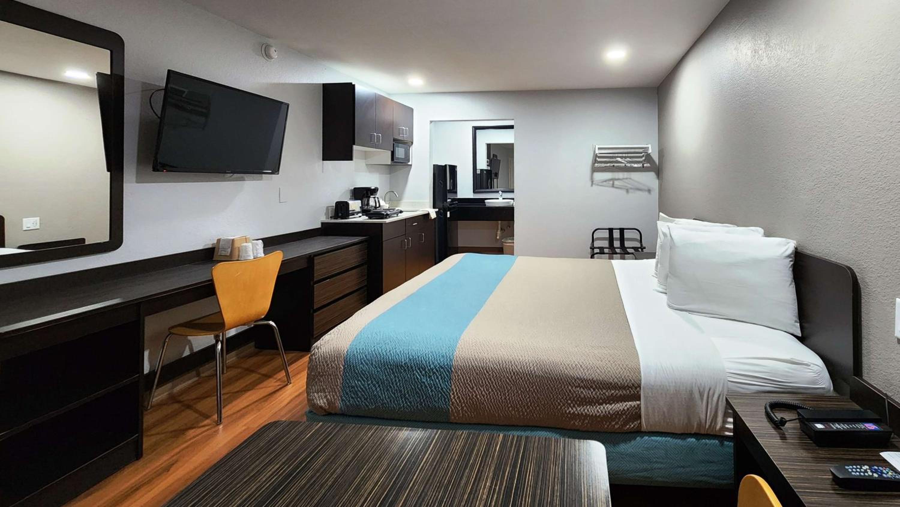 1 King Bed | Non-Smoking, Kitchen photo 1