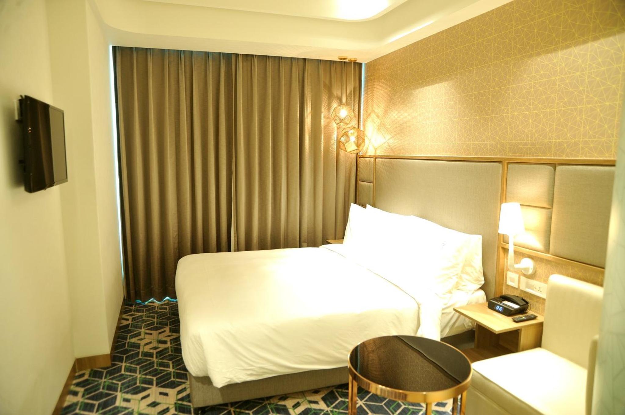 Standard King Room with City View - Photo 20