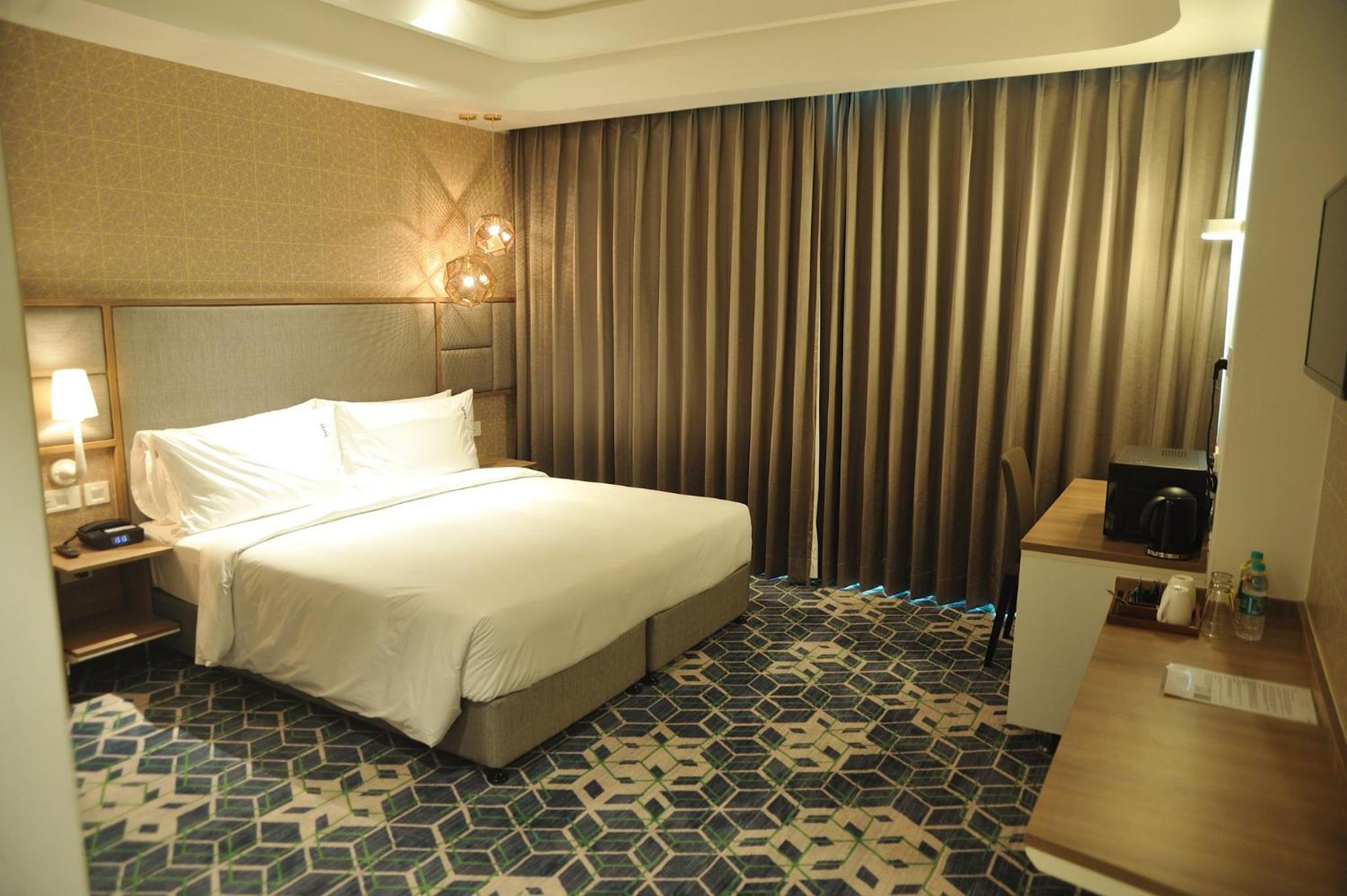 Standard King Room with City View - High Floor - Photo 2