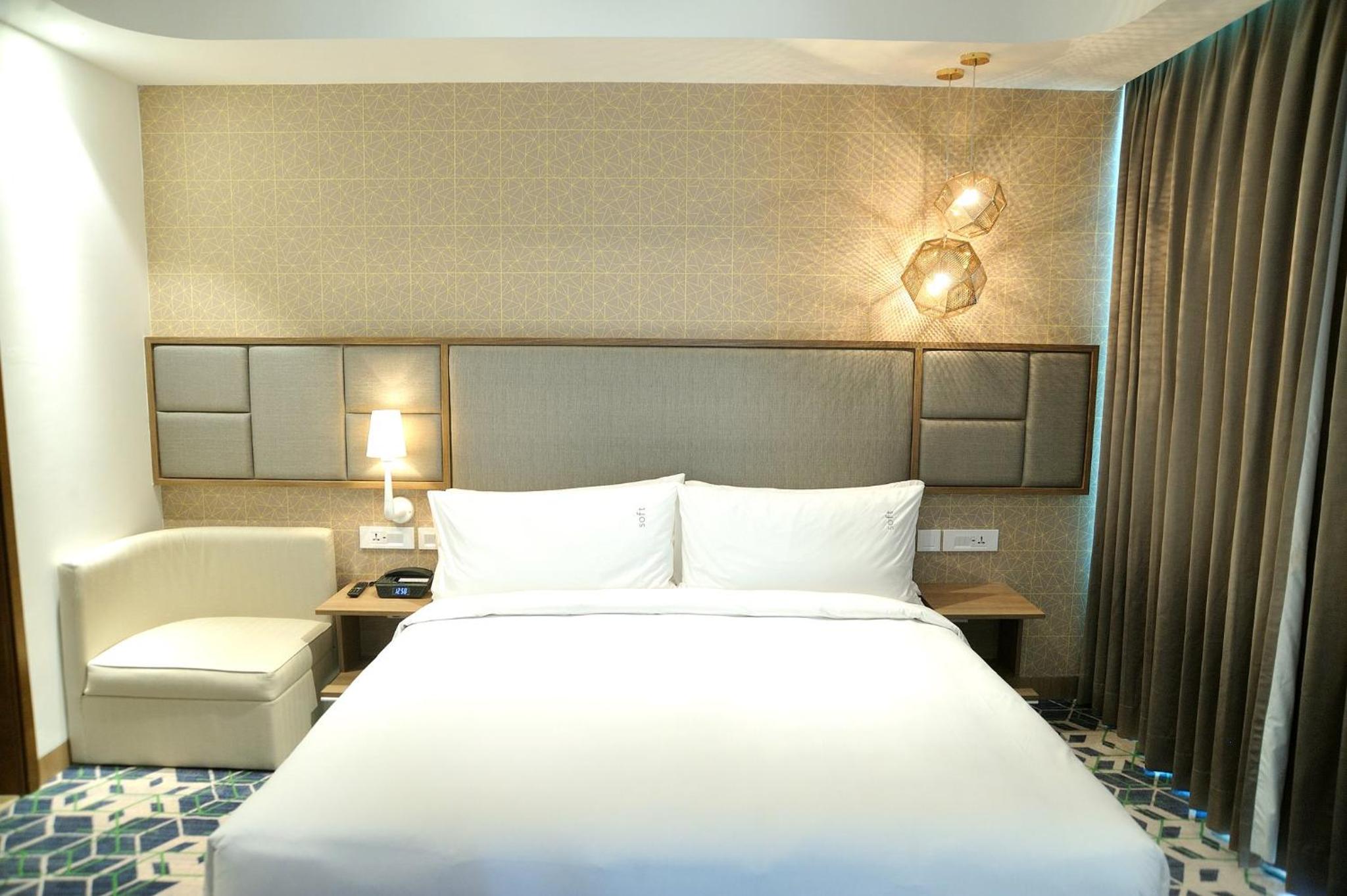 Standard King Room with City View - Photo 19