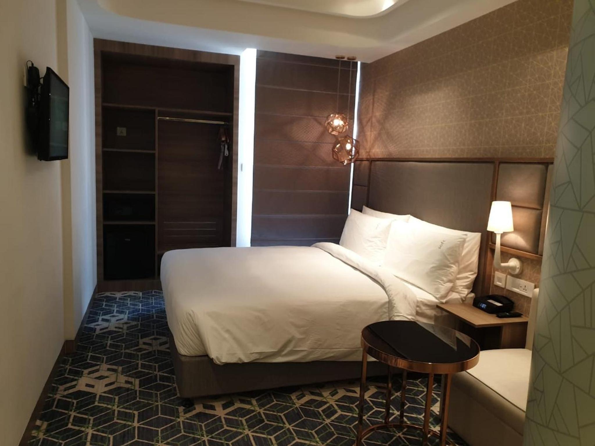 Standard King Room with City View - Photo 10