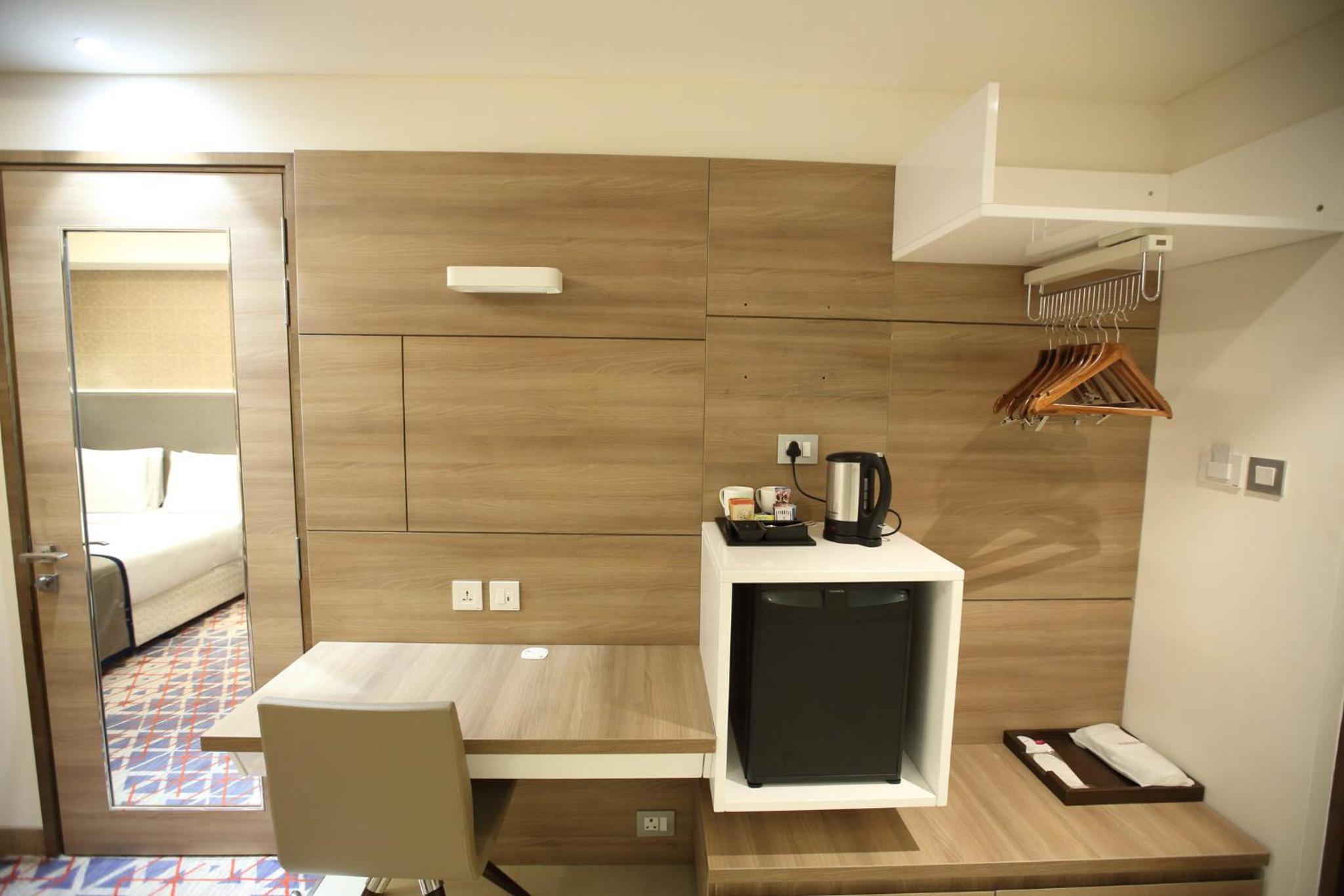 Standard King Room with City View - Photo 12