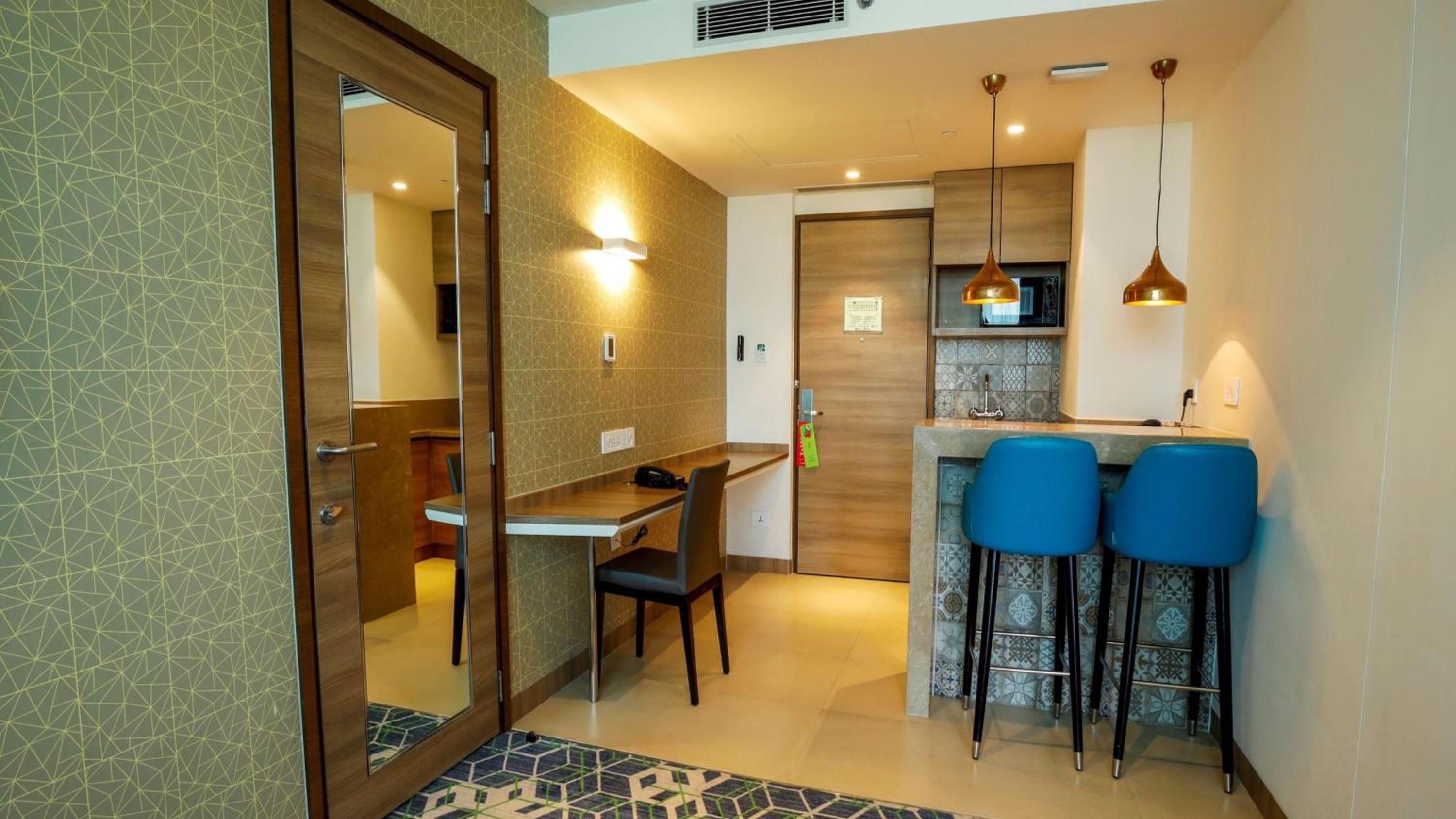 King Suite with Kitchenette - High Floor with 25% discount on F&B, Spa and Laundry, Enjoy Buy One Get One at Viva Bar during Happy Hours (12 noon to 06:00 PM) - Photo 13