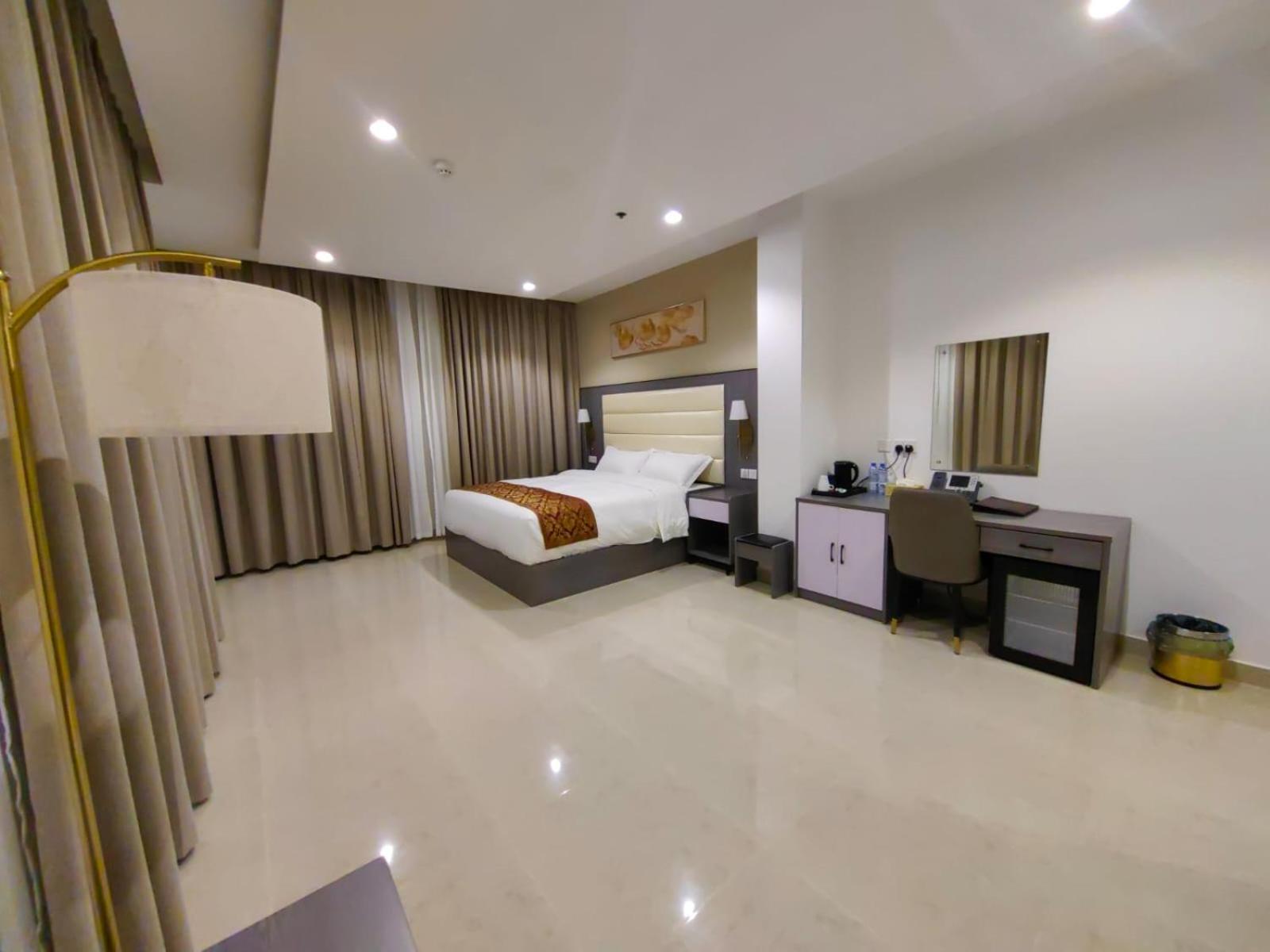 Deluxe King Room - Photo 8