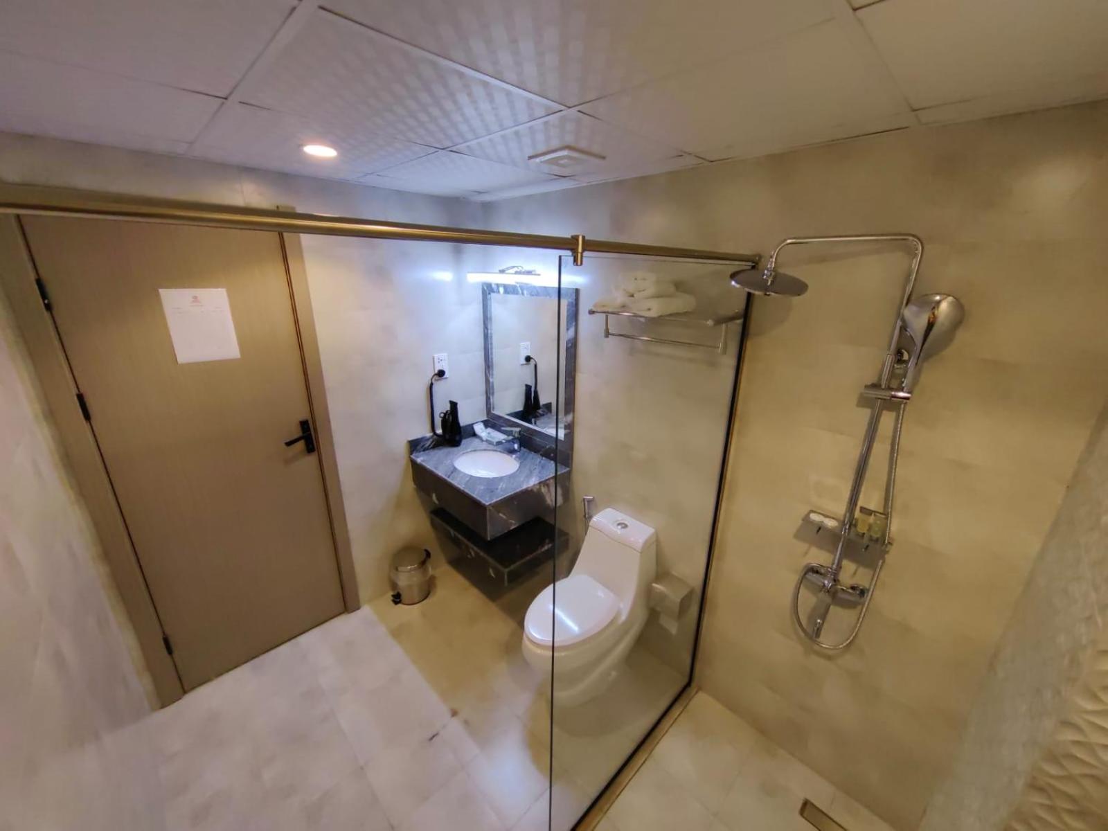 Deluxe King Room - Photo 13