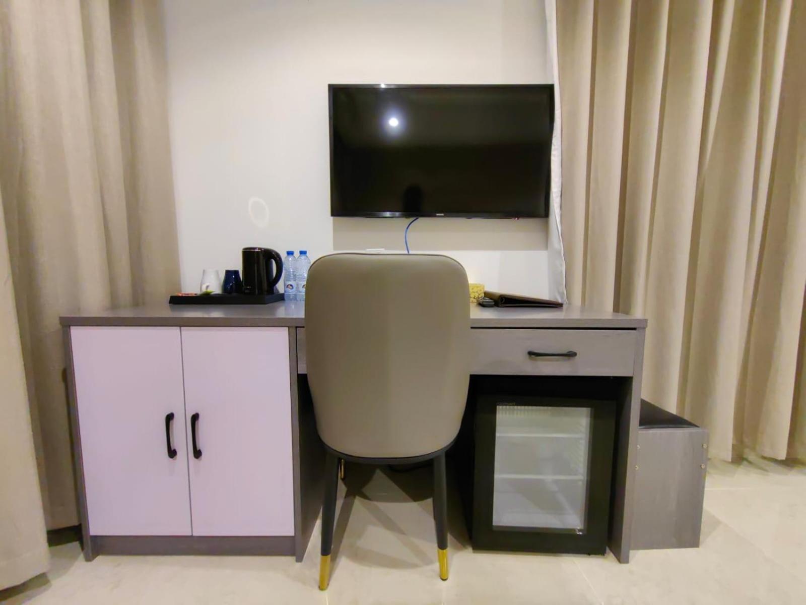 Deluxe King Room - Photo 15