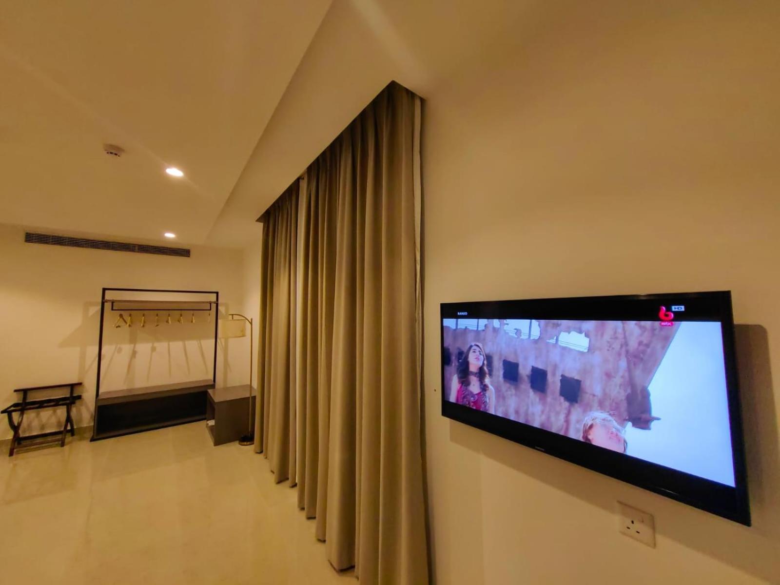 Deluxe King Room - Photo 7