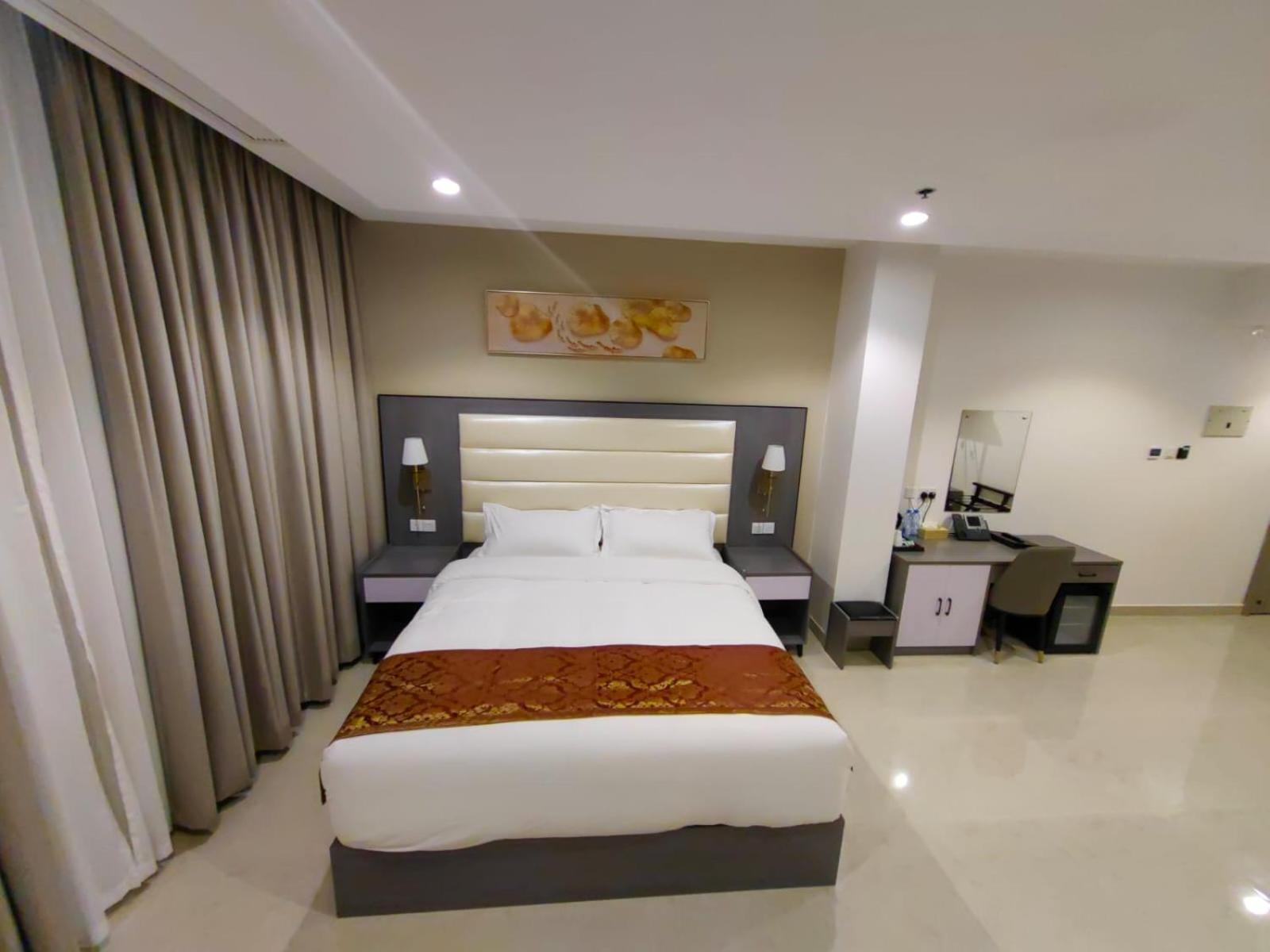 Deluxe King Room - Photo 11