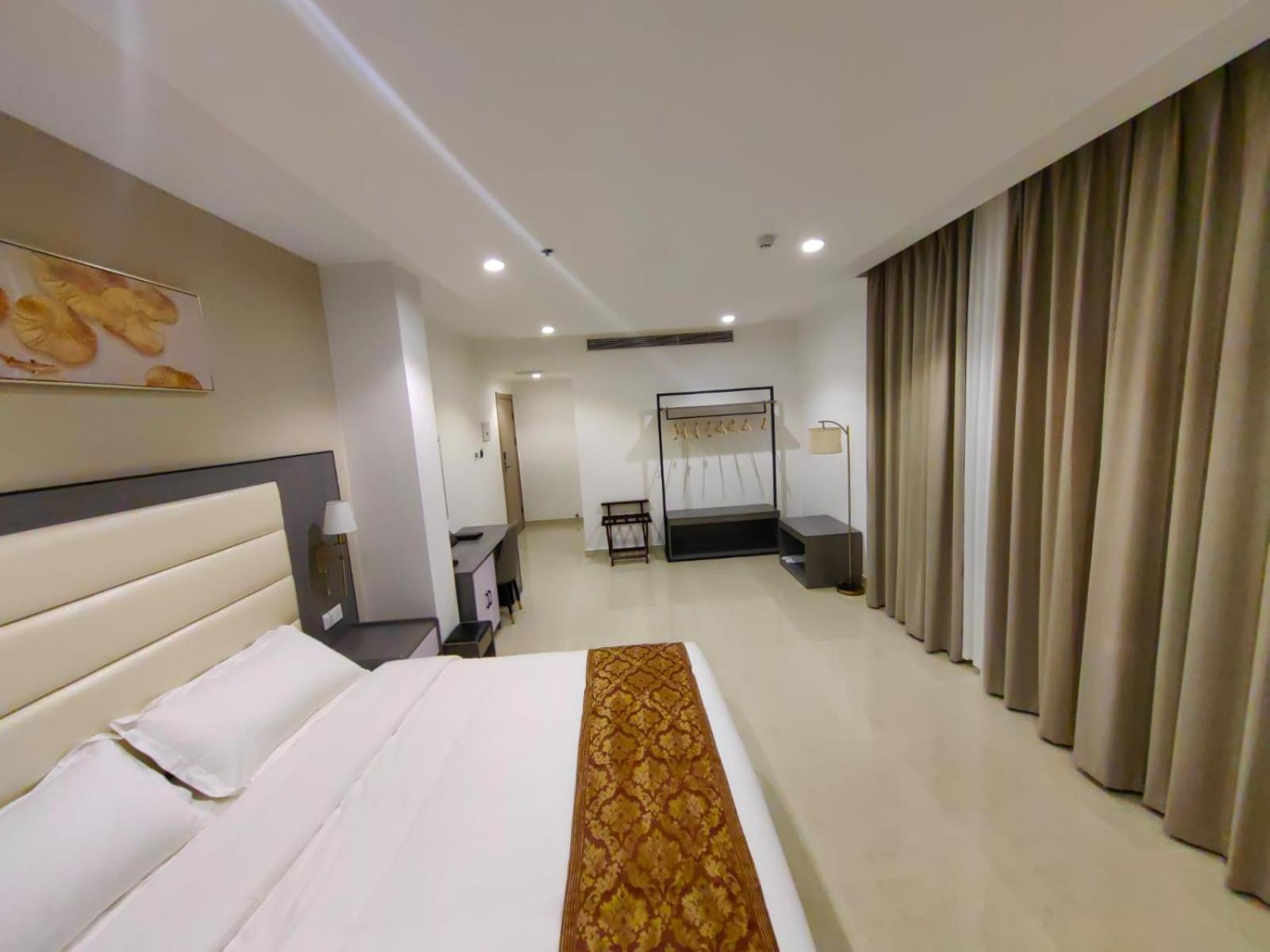 Deluxe King Room - Photo 9