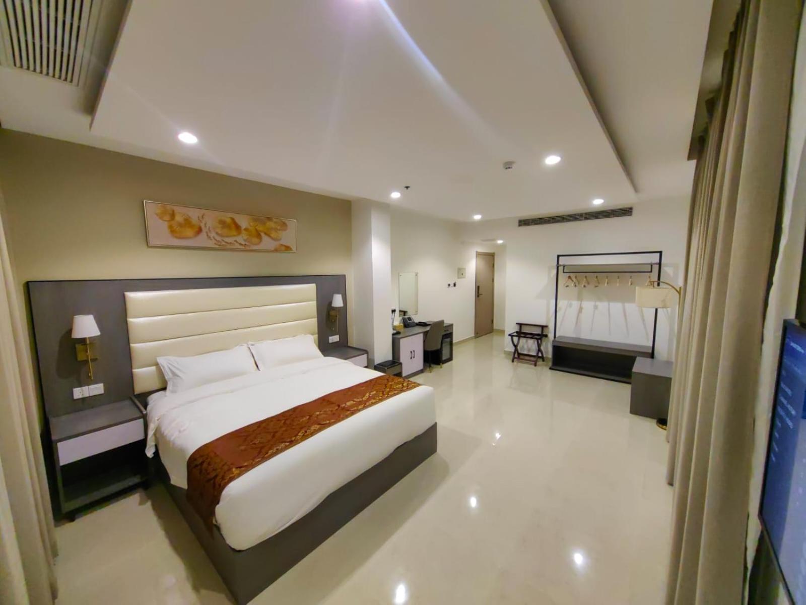 Deluxe King Room - Photo 12