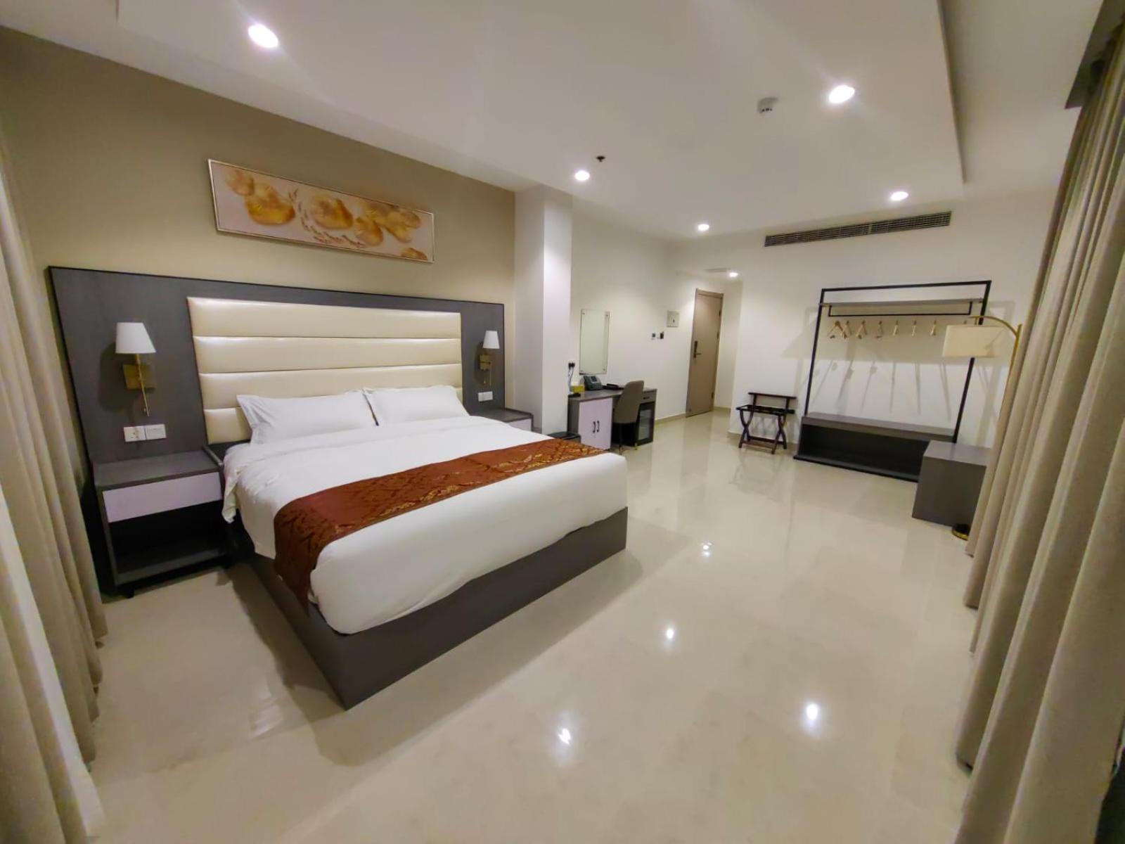Deluxe King Room - Photo 1