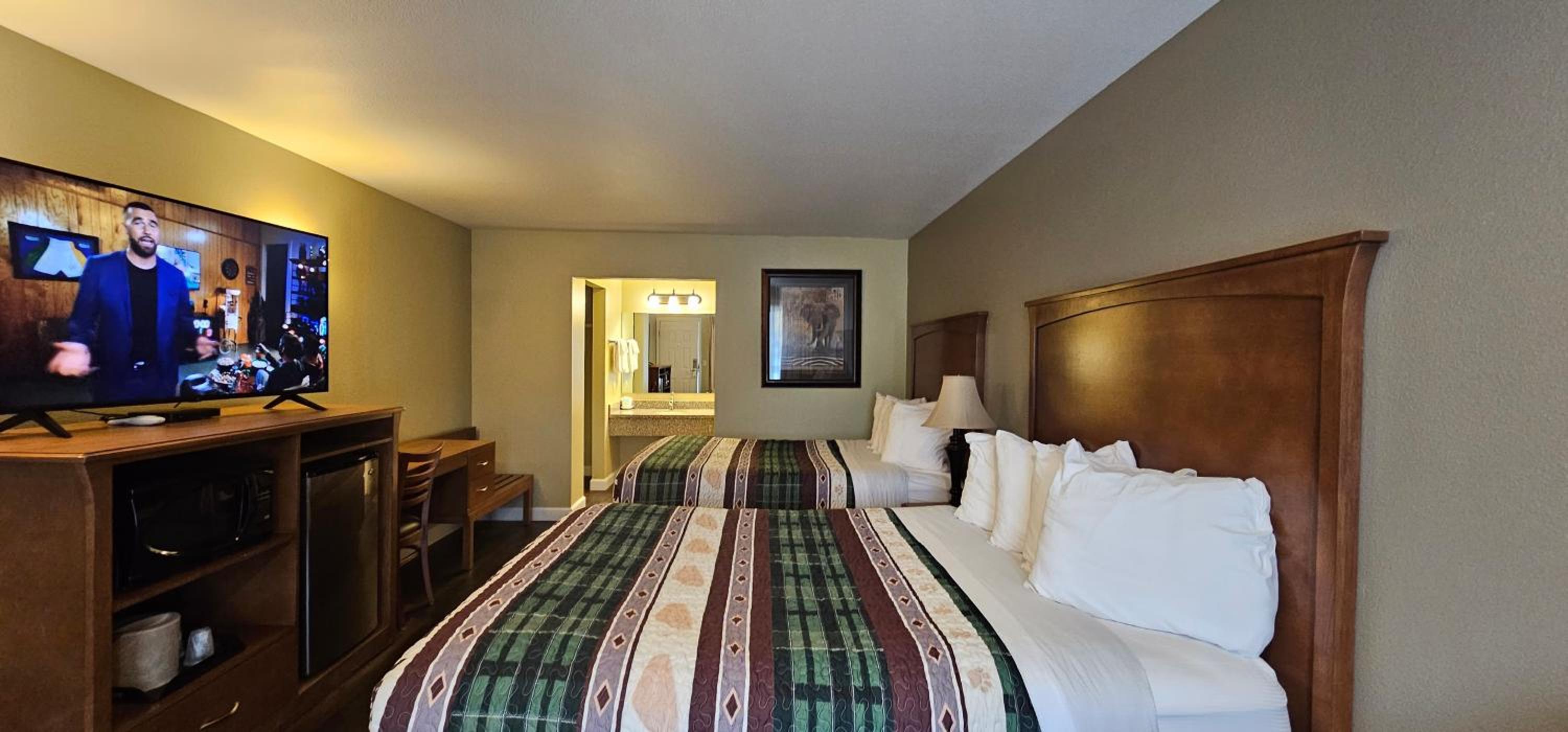 Queen Room with Two Queen Beds photo 1