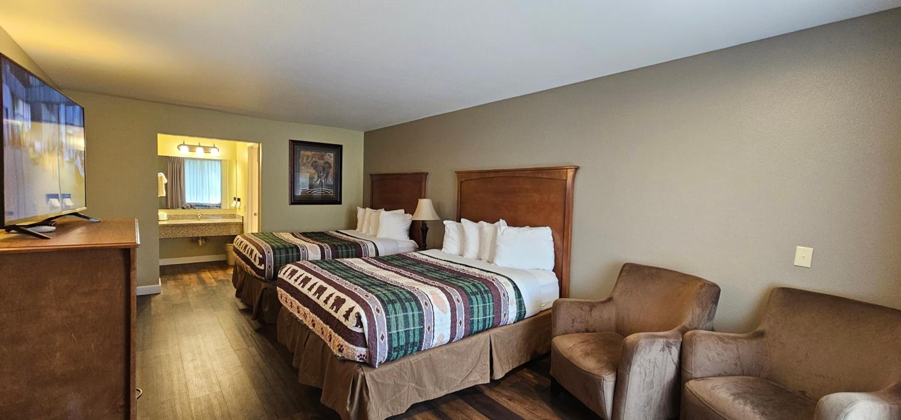 Queen Room with Two Queen Beds photo 3