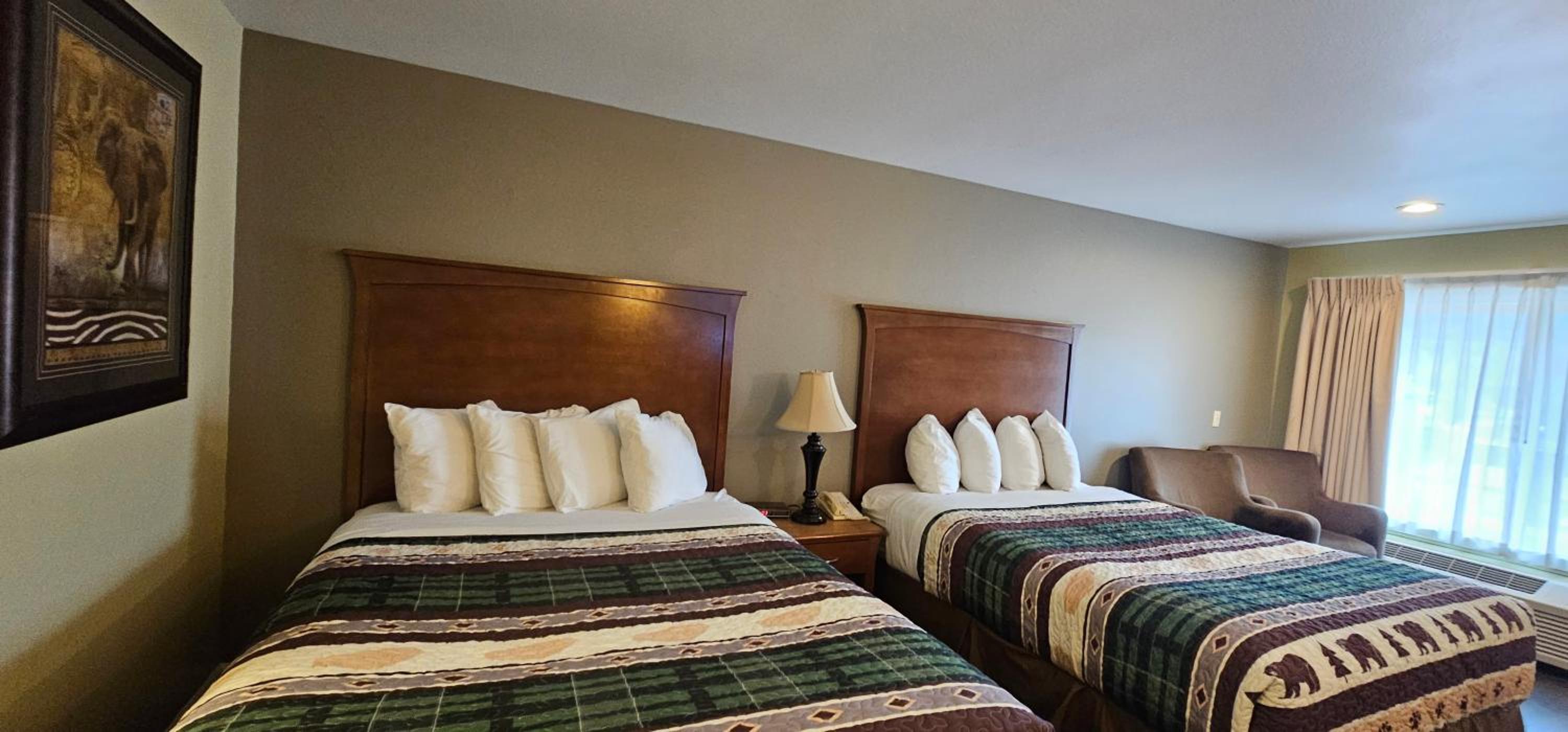 Queen Room with Two Queen Beds photo 2