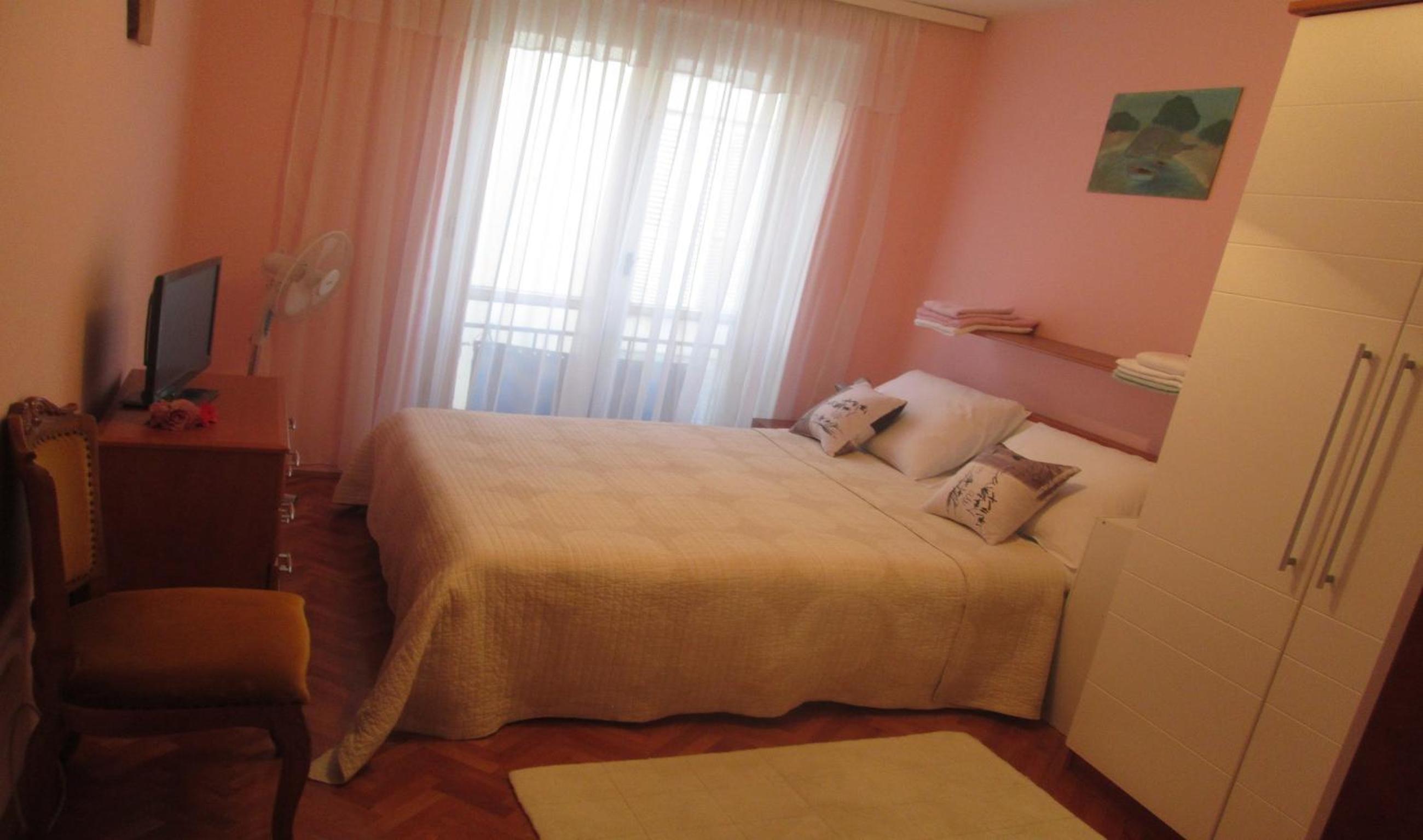 Deluxe Double Room - Photo 8