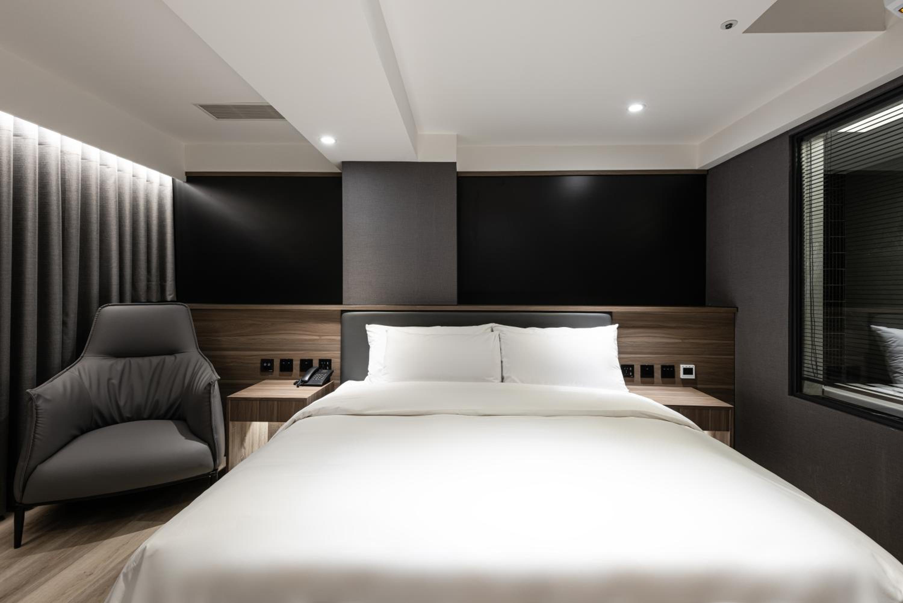 Deluxe Queen Room - Photo 8