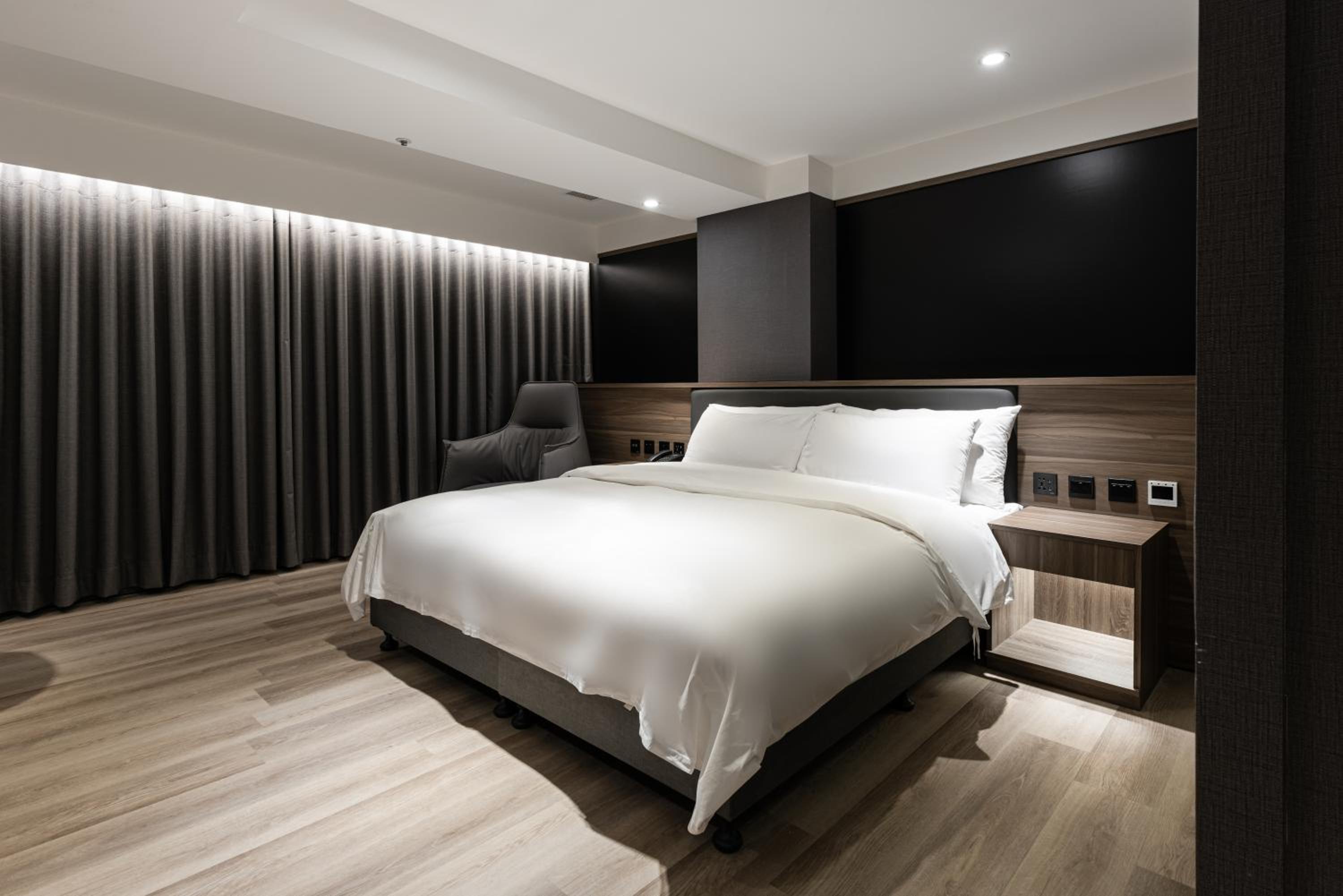 Deluxe Queen Room - Photo 22