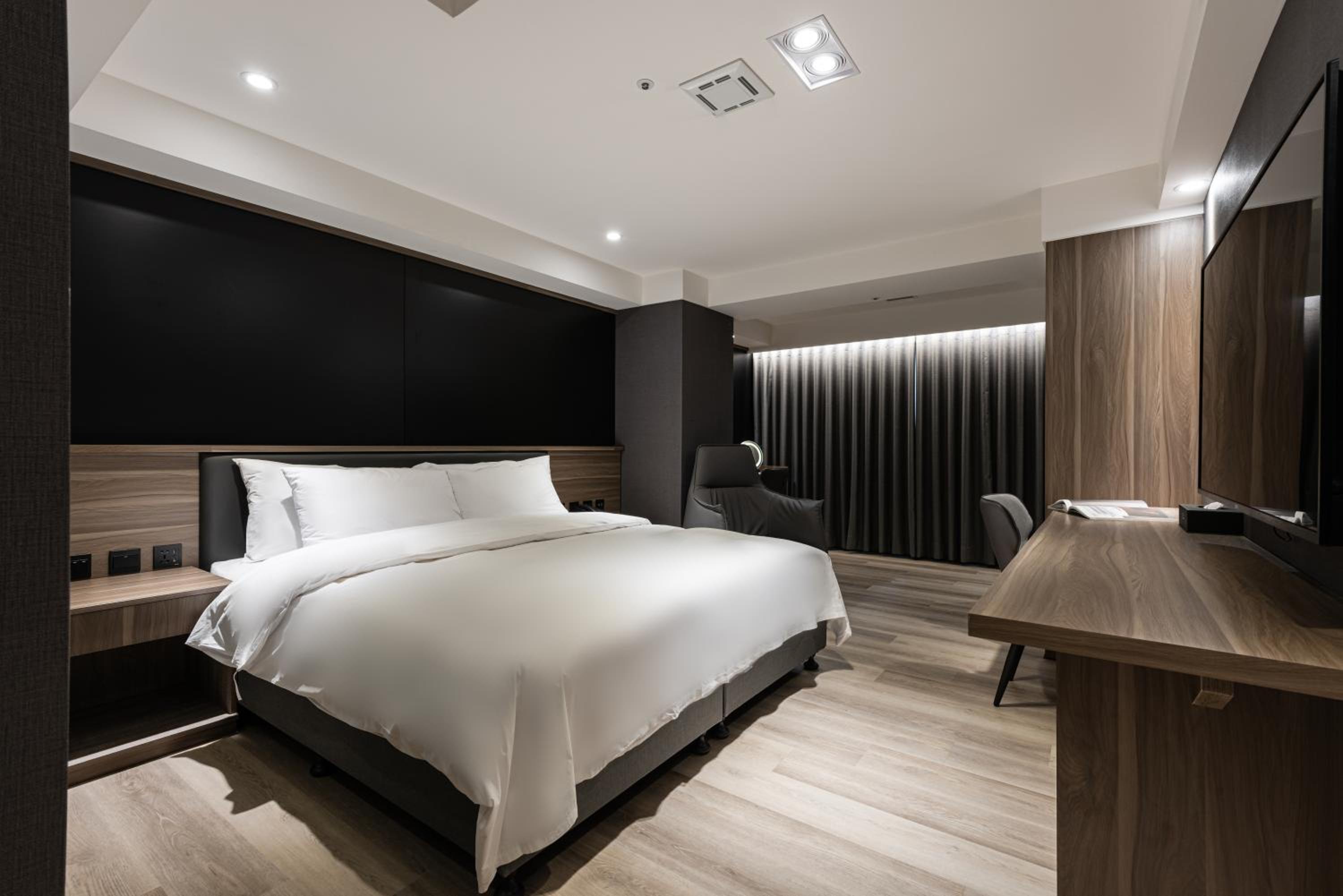 Deluxe Queen Room - Photo 13