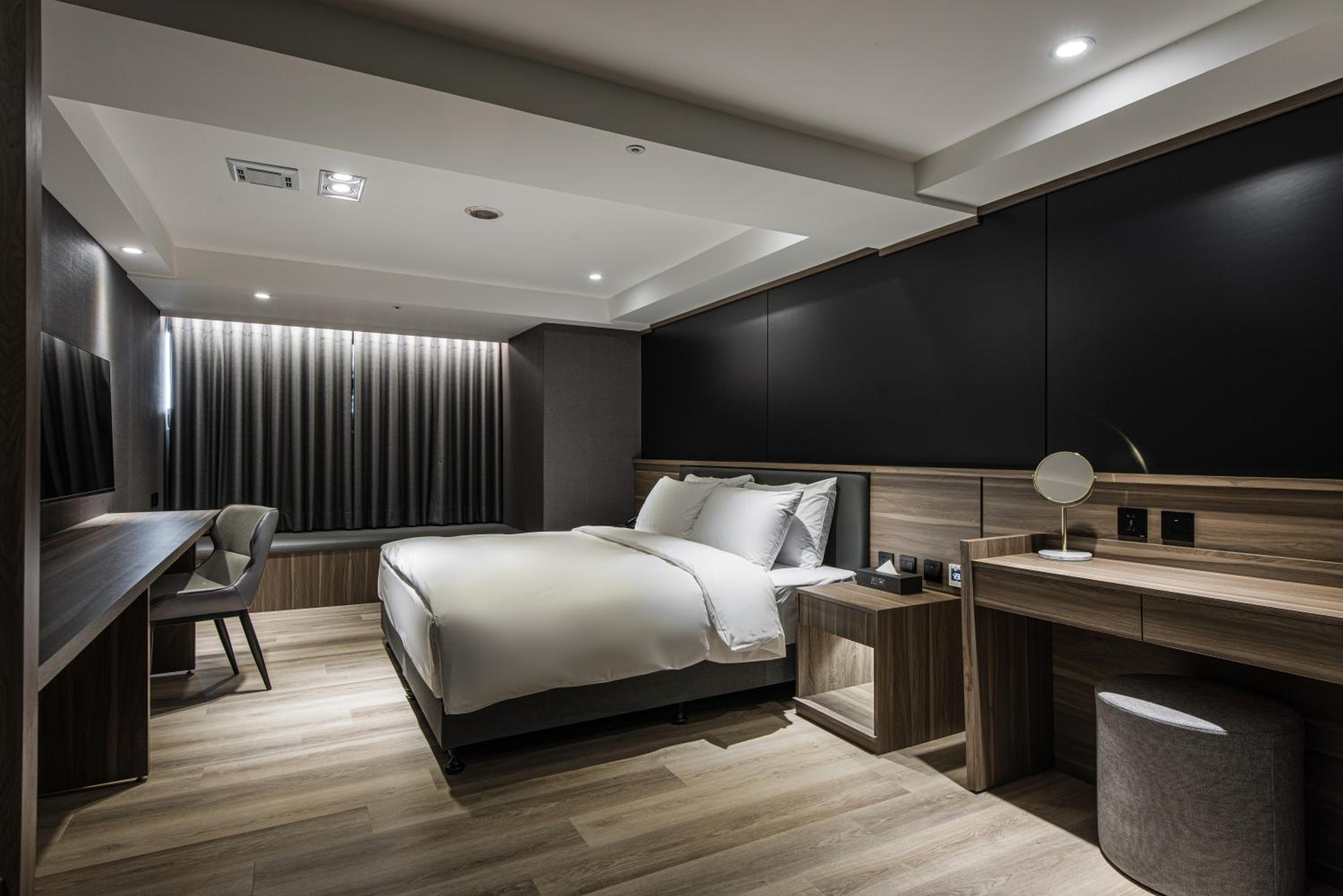 Deluxe Queen Room - Photo 1