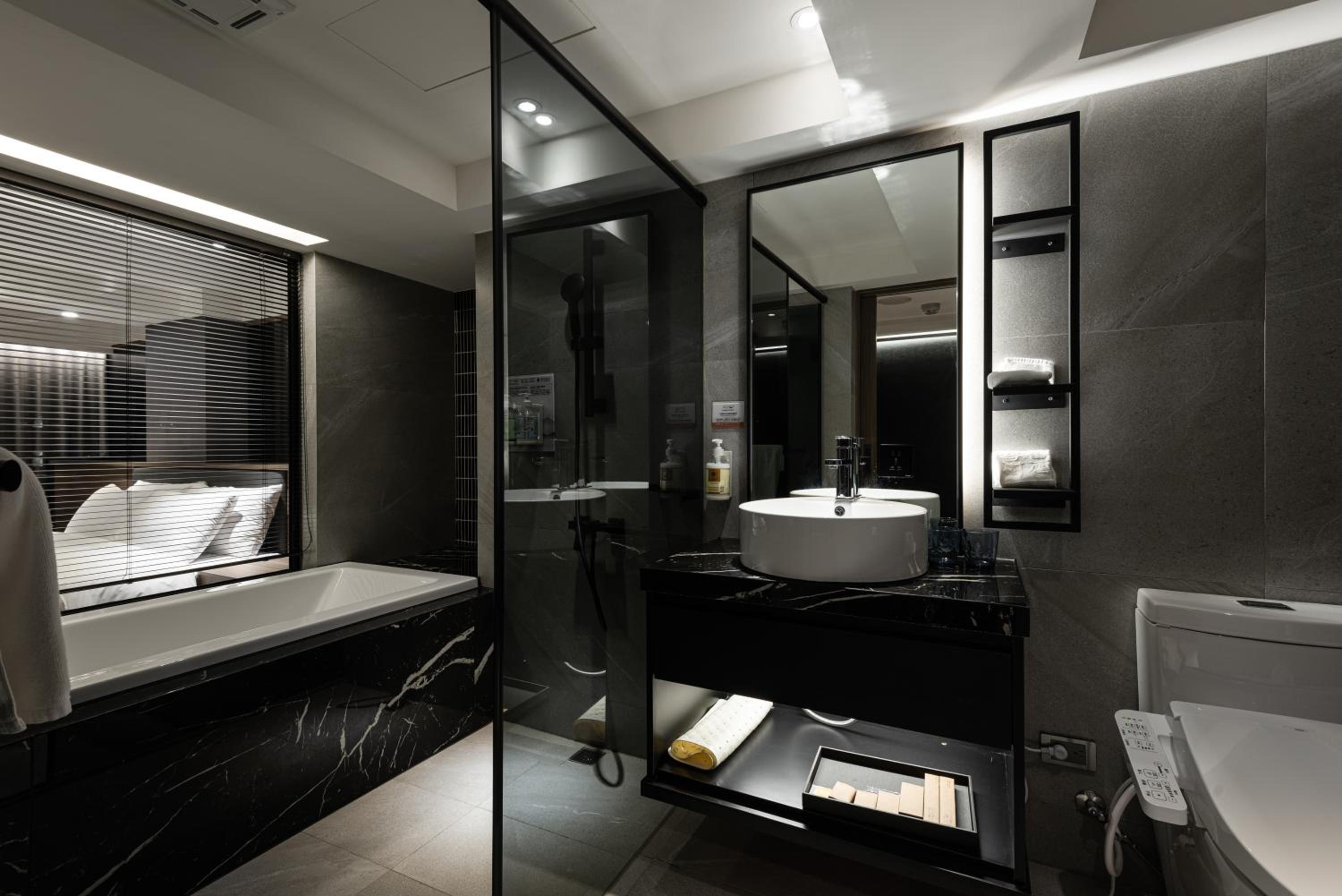 Deluxe Queen Room - Photo 23
