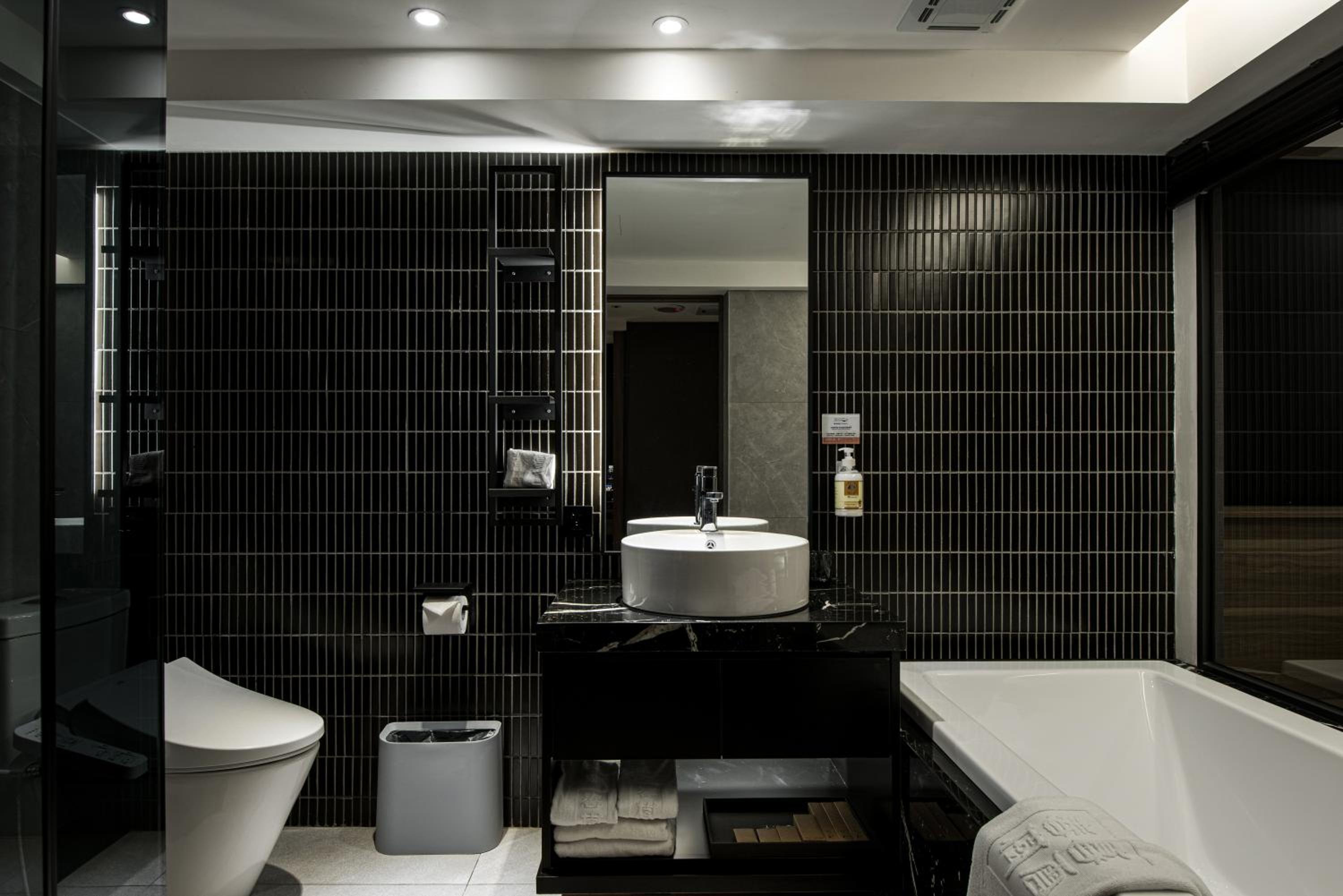 Deluxe Queen Room - Photo 24