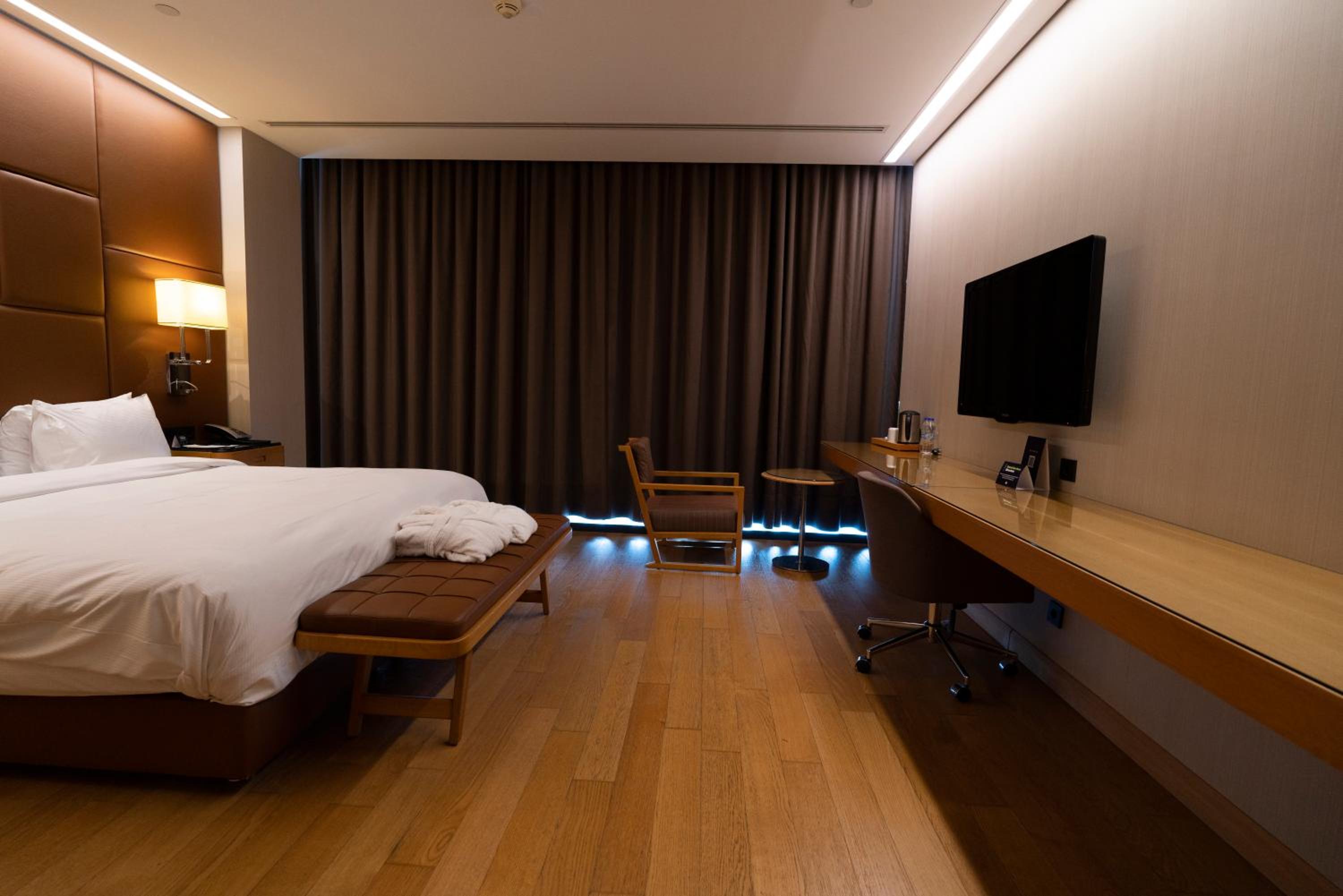 Premium King Room with Lake View photo 3