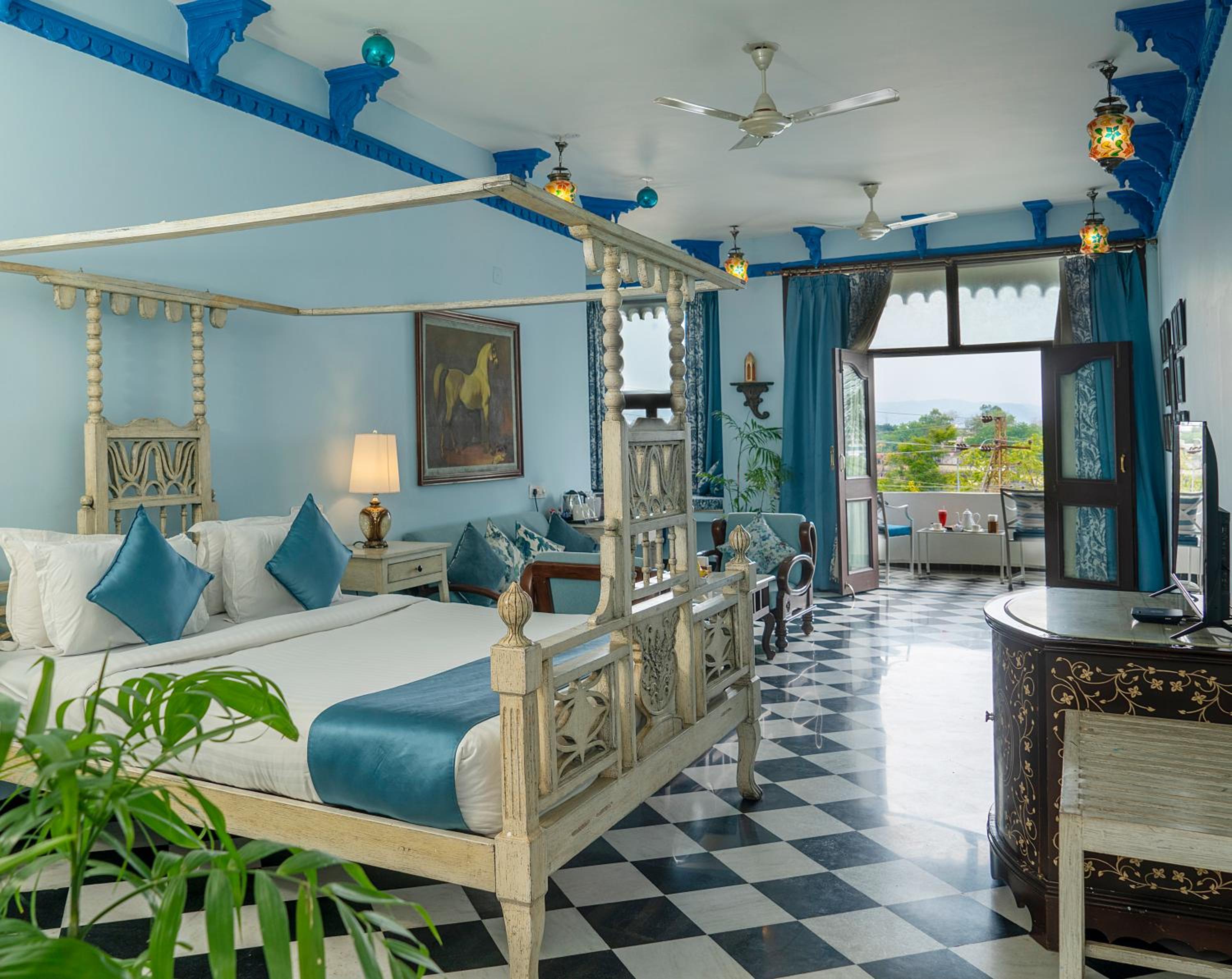 Majestic Lake view Suite with balcony - Photo 17