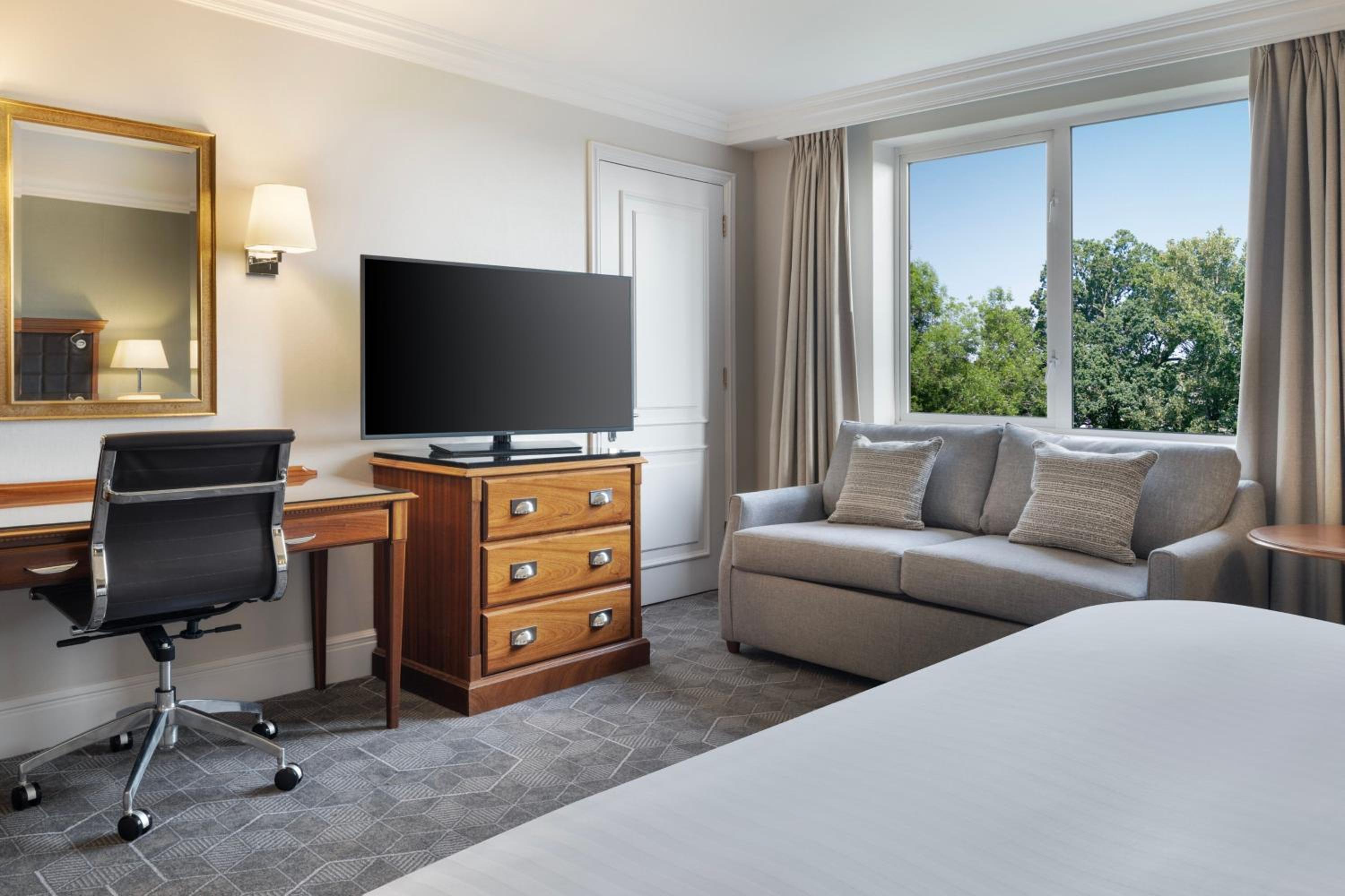 Superior Queen Room with Sofa Bed - Photo 2