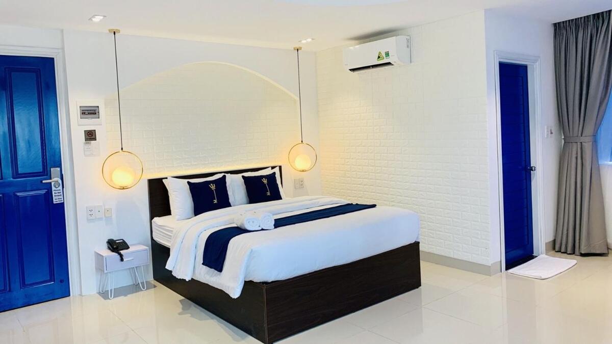 Deluxe Double Room with Side Sea View - Photo 8