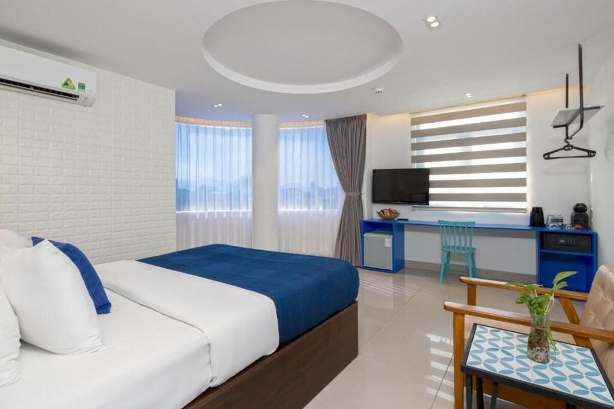 Deluxe Double Room with Side Sea View - Photo 6