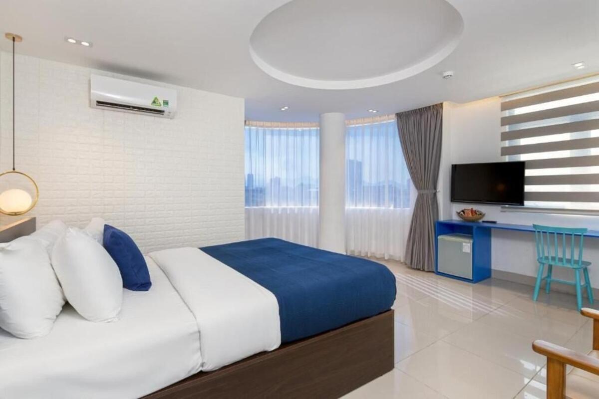 Deluxe Double Room with Side Sea View - Photo 4