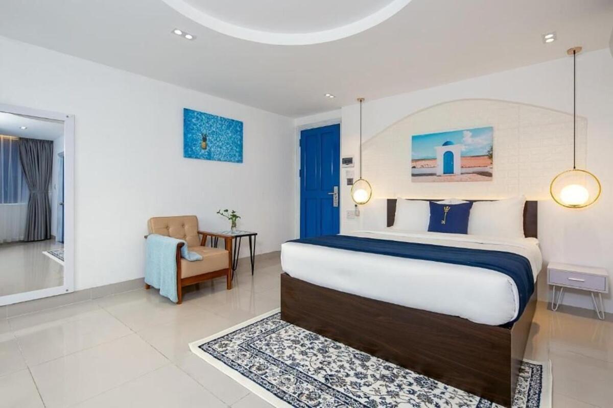 Deluxe Double Room with Side Sea View - Photo 1