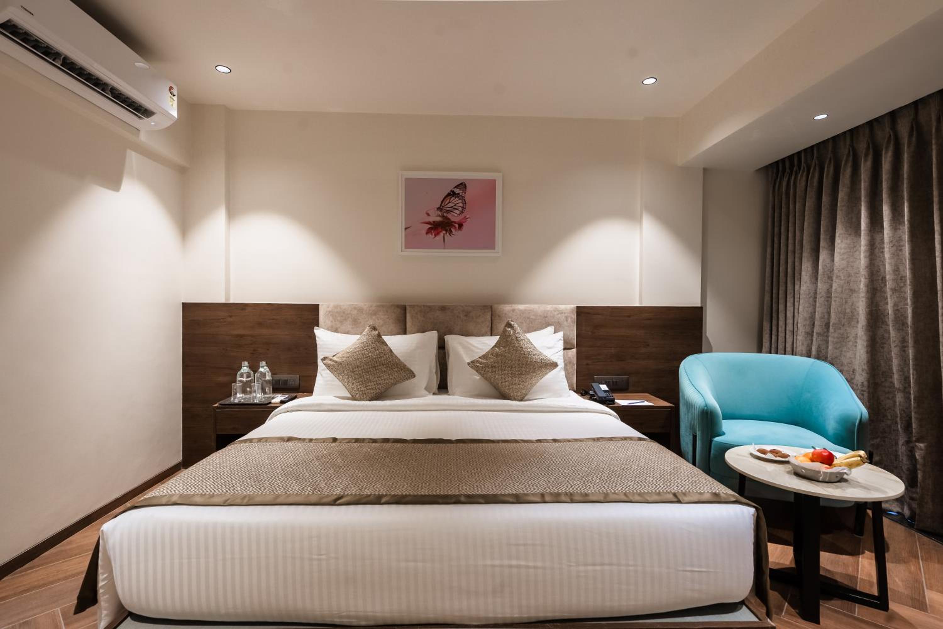 Deluxe Room with Balcony - Photo 1