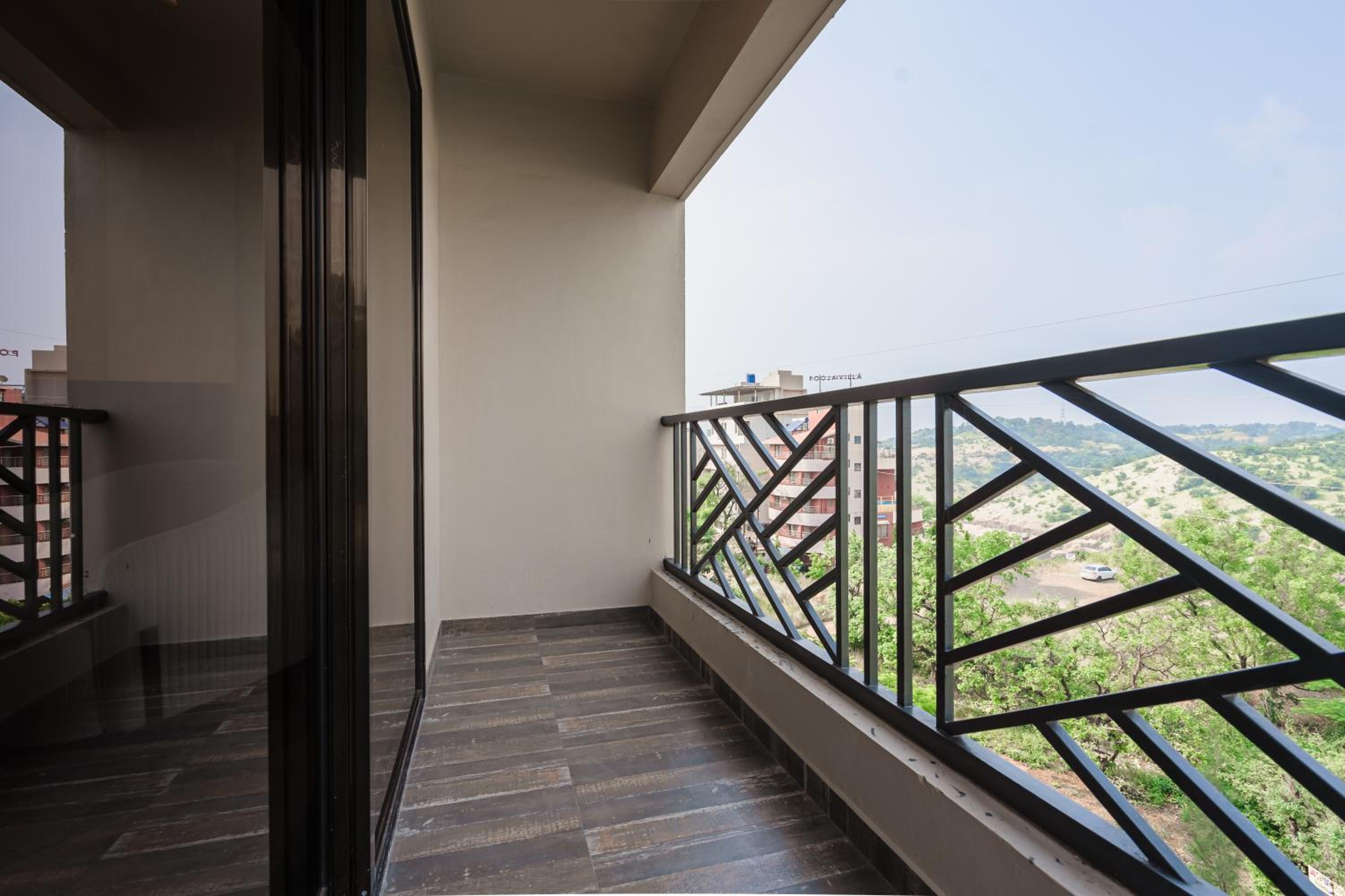 Deluxe Room with Balcony - Photo 3