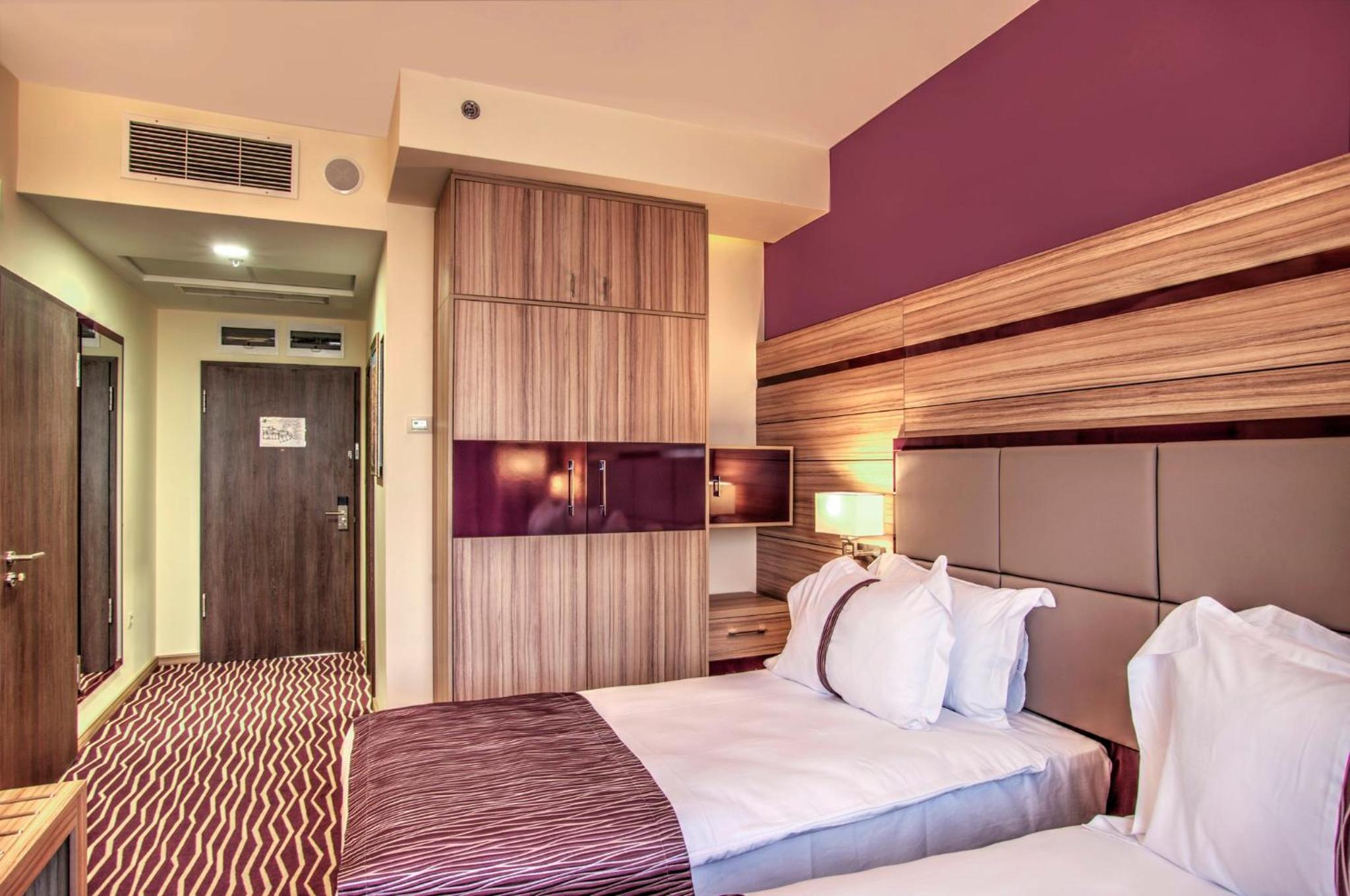 Standard Queen Room