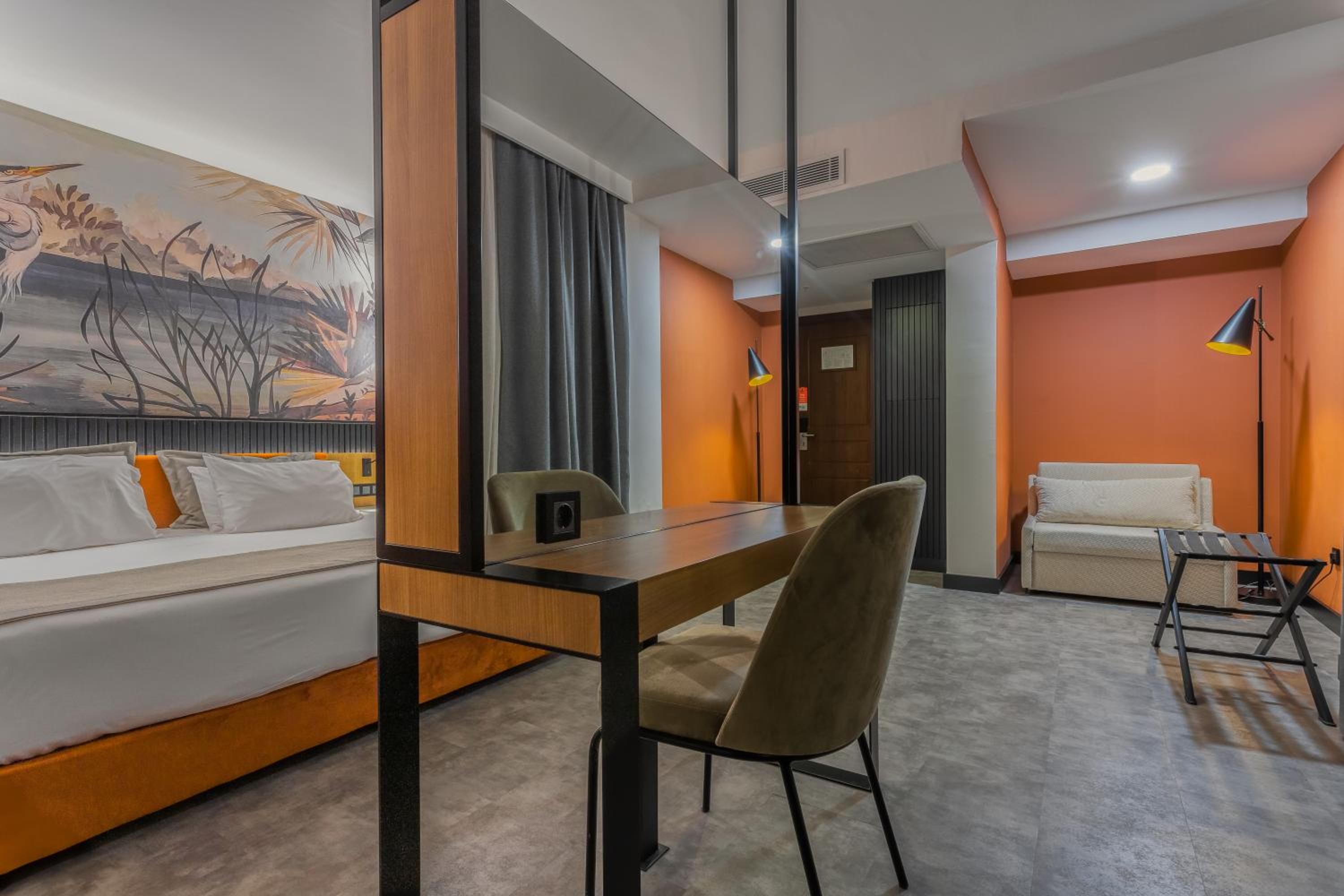 Deluxe King Suite with Sofa Bed - Non-Smoking - Photo 6