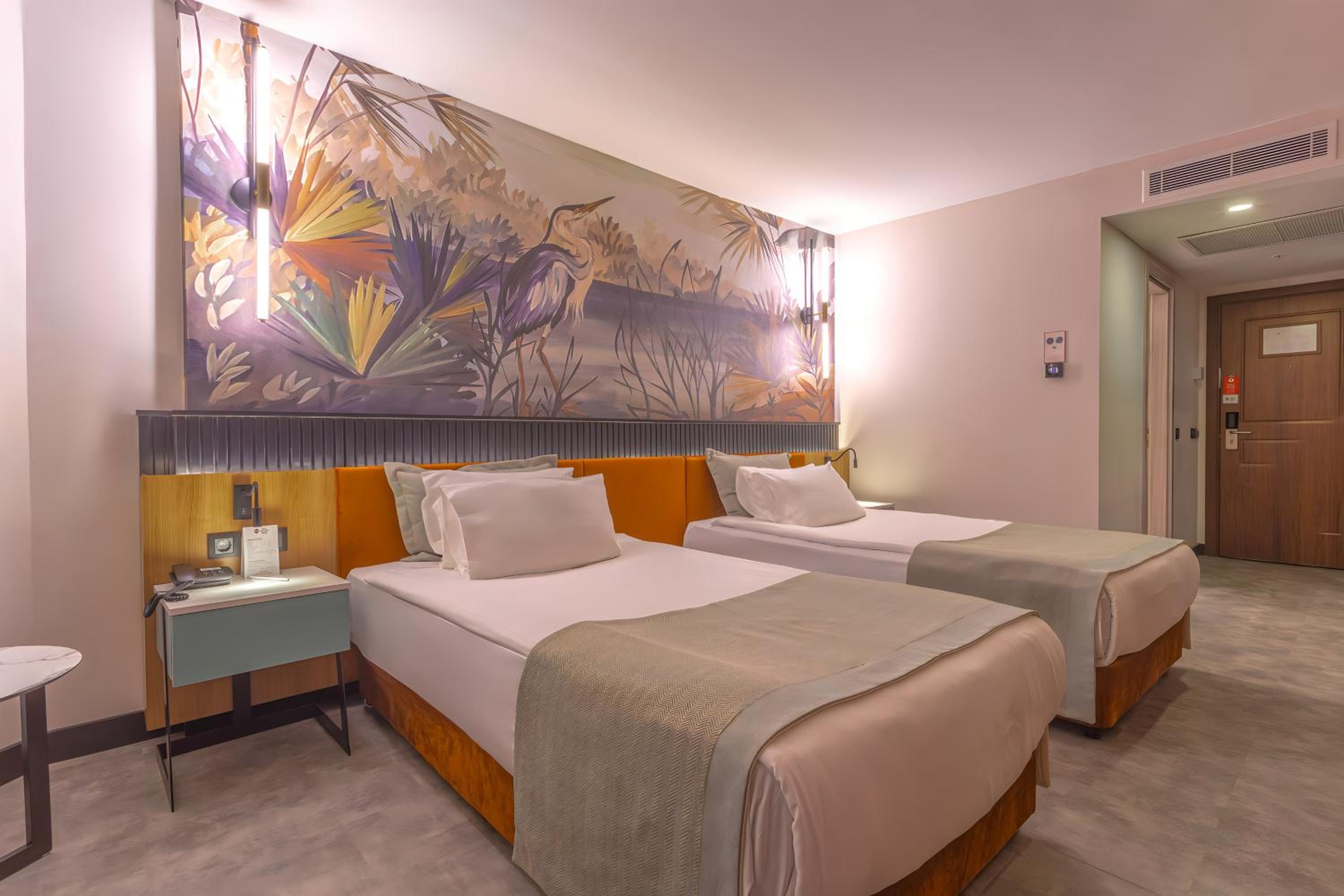 Deluxe Twin Room - Non-Smoking thumbnail 6