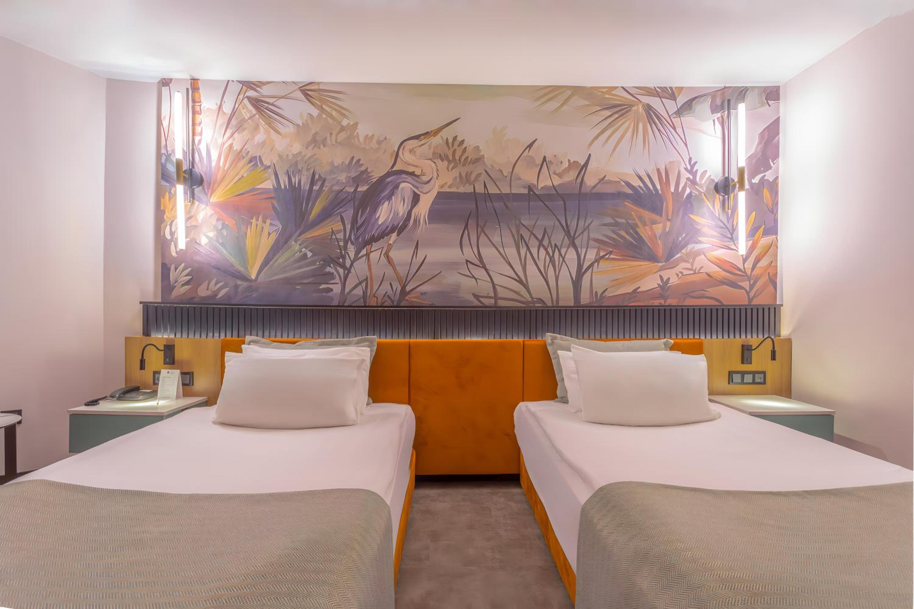 Deluxe Twin Room - Non-Smoking thumbnail 5