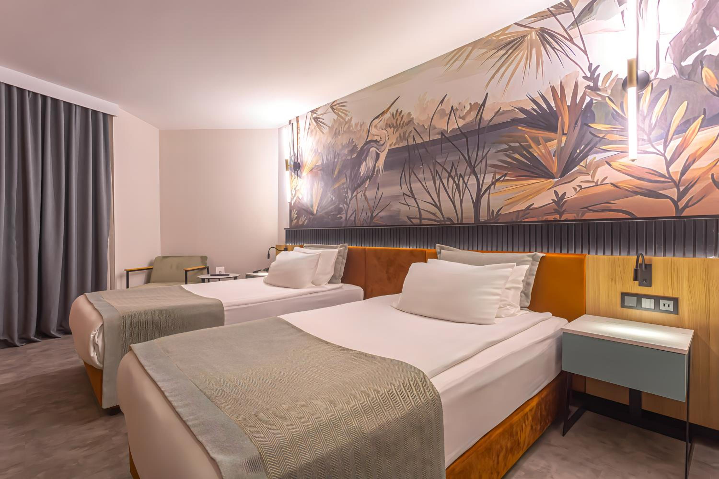 Deluxe Twin Room - Non-Smoking thumbnail 6