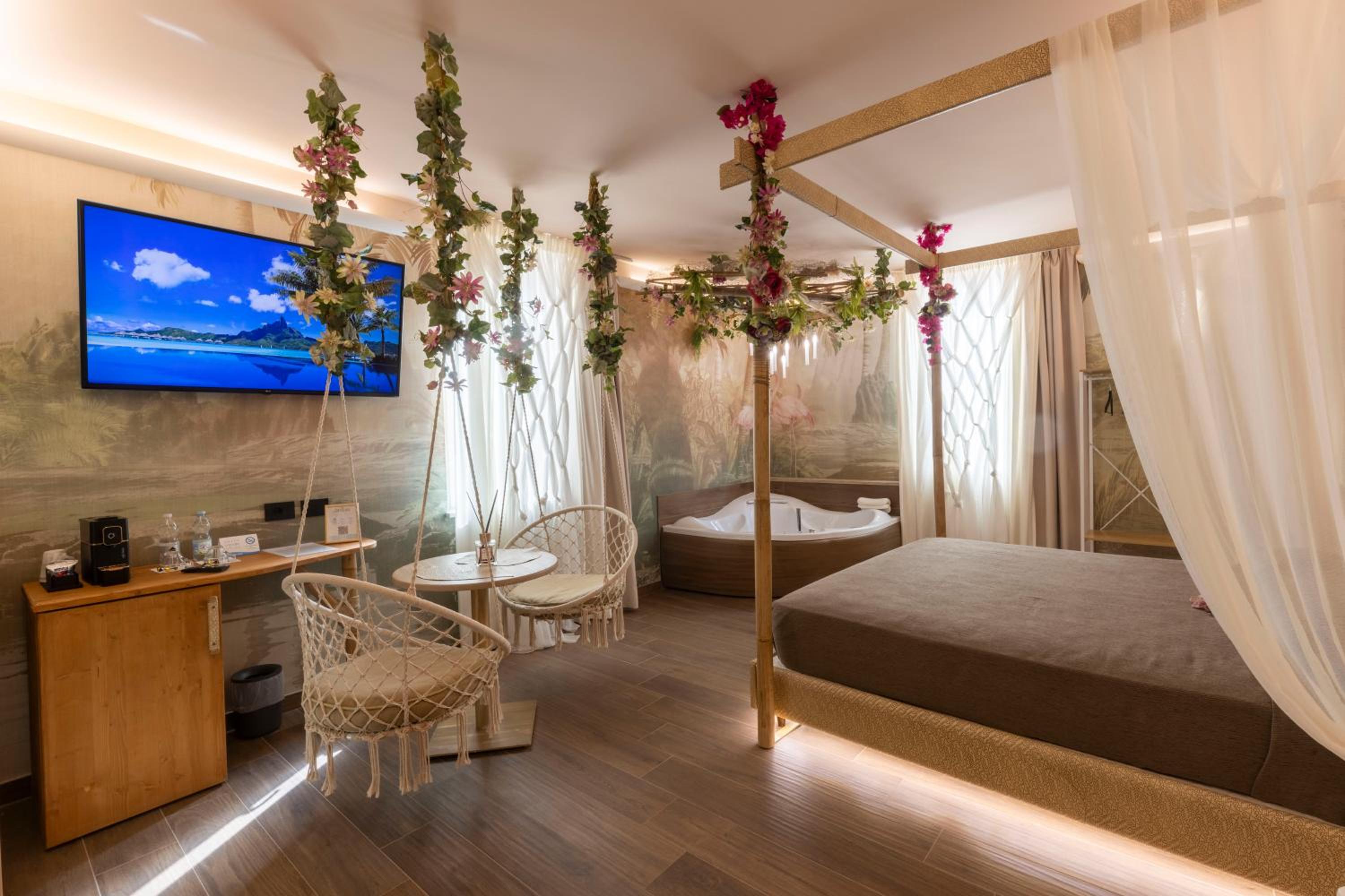 Deluxe Double Room with Bath - Photo 7