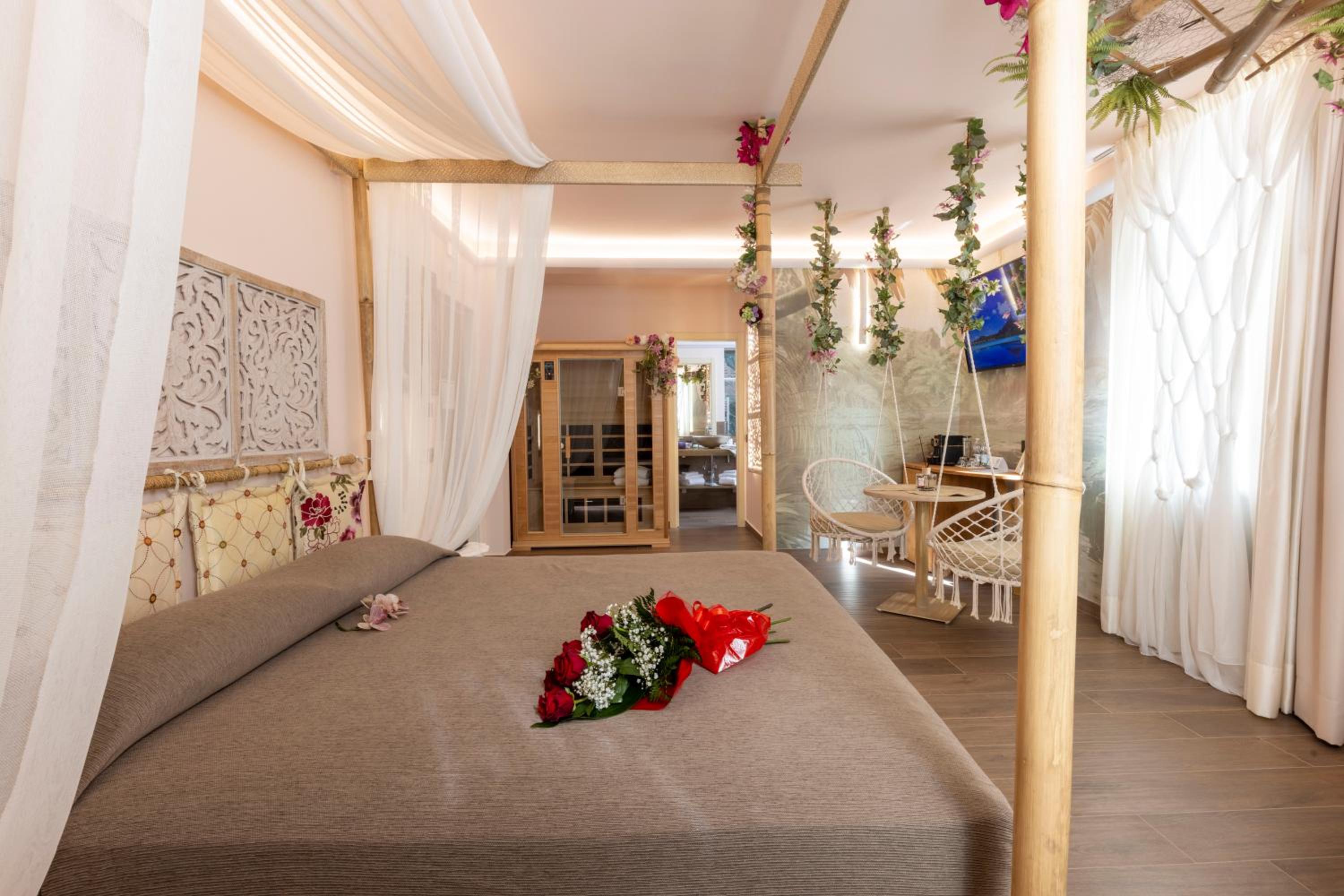 Deluxe Double Room with Bath - Photo 8