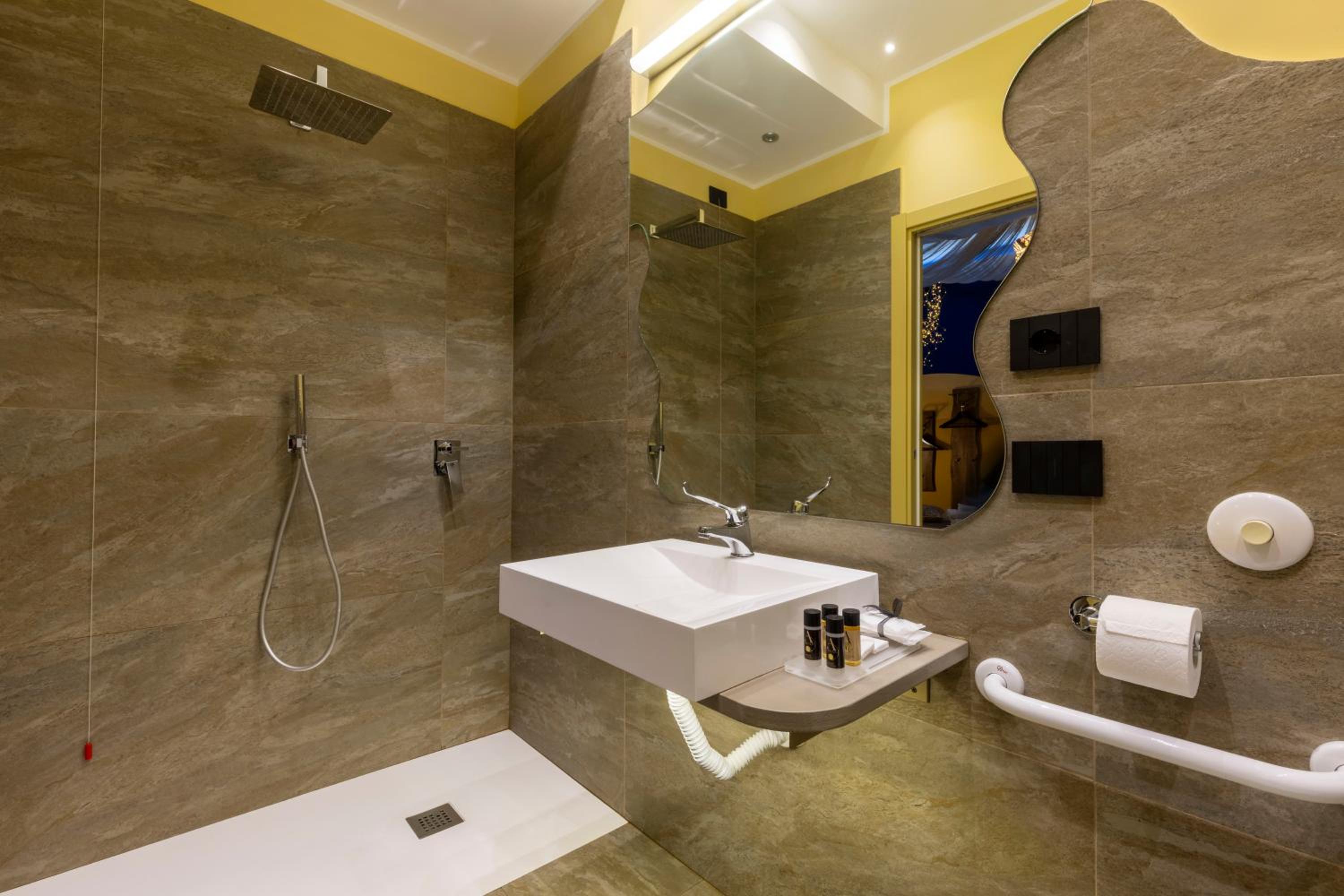 Double Room with Spa Bath photo 2