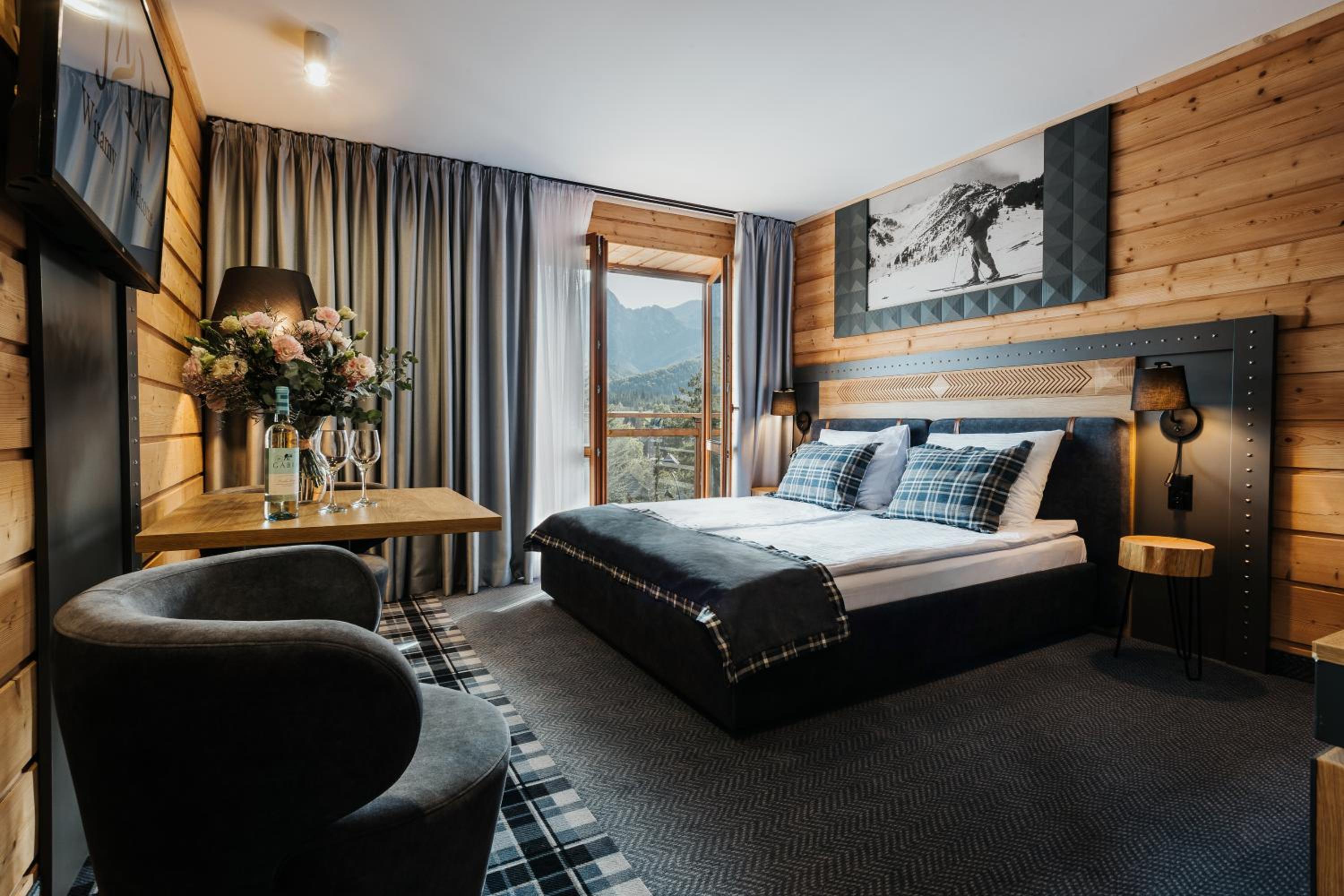 Apartment with Mountain View