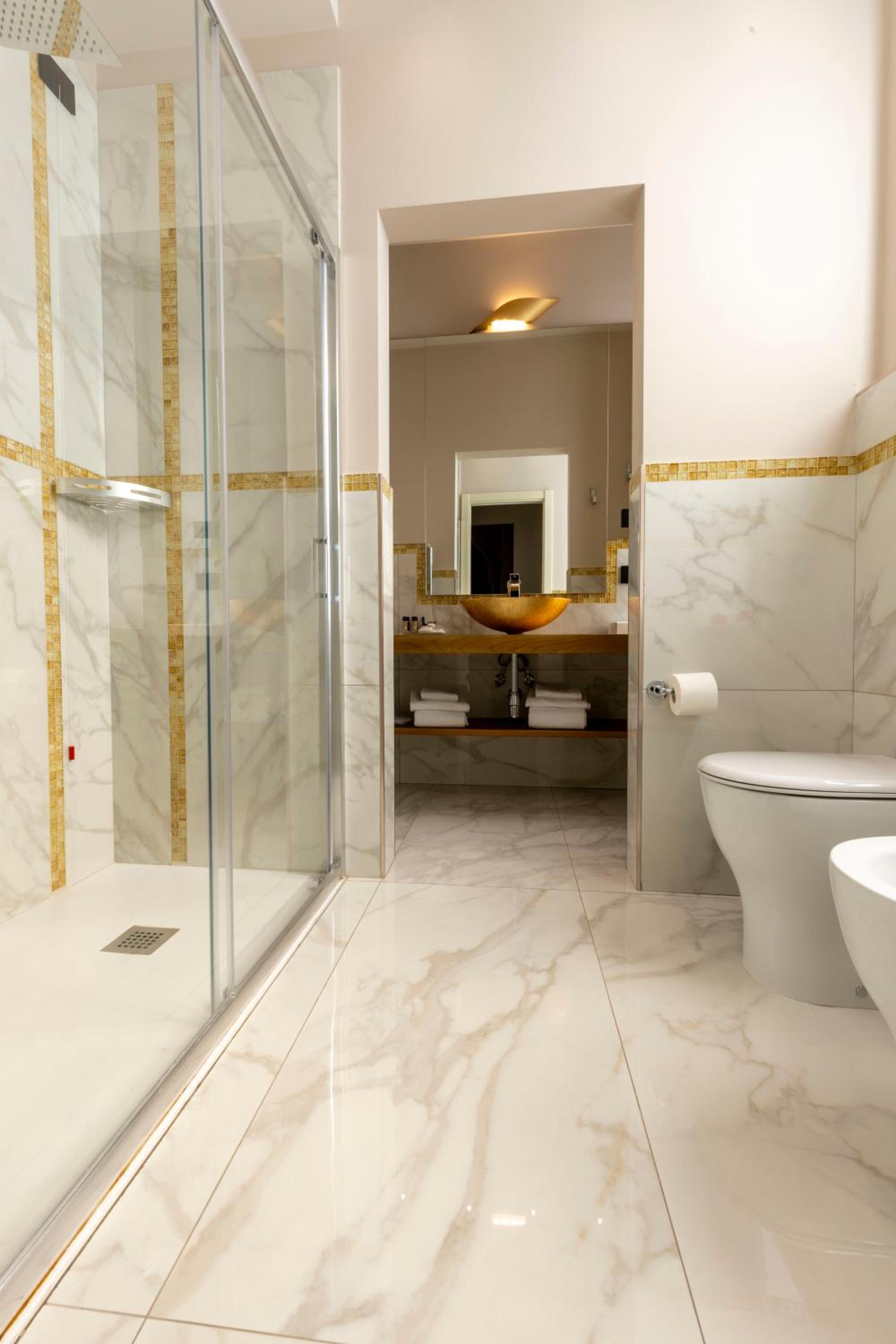 Double Room with Spa Bath - Photo 7