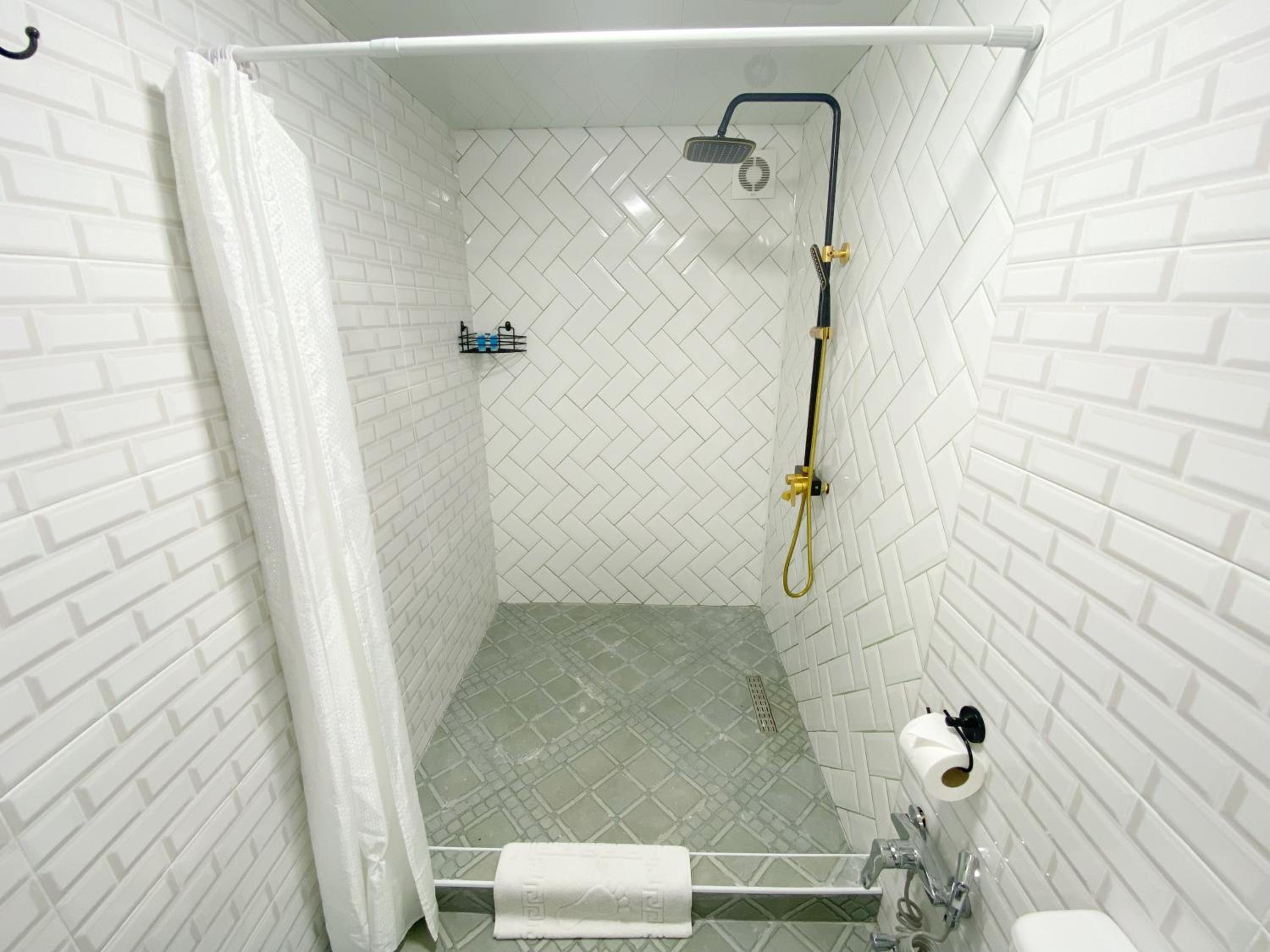 Deluxe King Suite - Photo 19