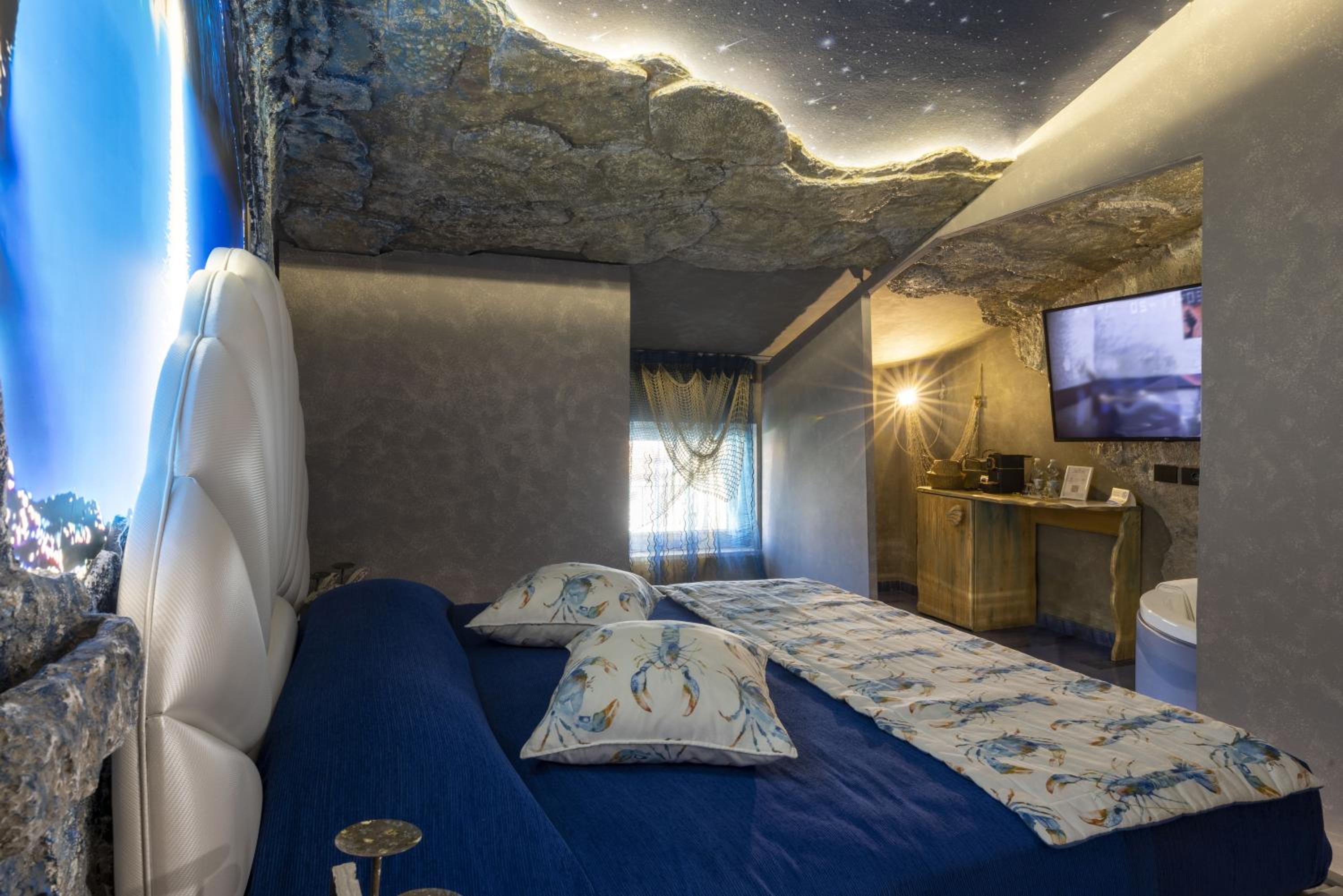 King Room with Spa Bath - Photo 3